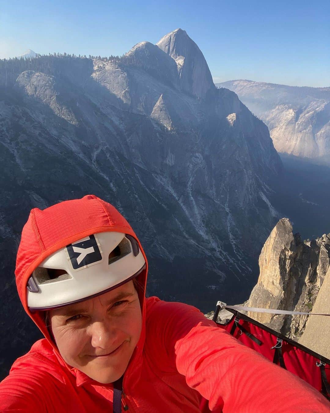 ベス・ロッデンのインスタグラム：「My first time to Mt. Watkins and my first time toiling on a wall in nearly fifteen (!!!) years.  I hadn't been on a wall since @tommycaldwell free climbed Magic Mushroom in a day in the spring of 2008. Shortly after that our marriage fell apart and the last place I wanted to be was on a wall. I sadly started believing the whispers I heard at the crags and in my head that the only reason I was able to climb on walls was because of Tommy. And I figured if I never went back, then there wouldn't be the opportunity to give those doubts life. I could just bookend that part of my life and career, smile and say I can't wait to get back up there when people asked, but actually never return and just live a sad life in the shadows.  Over the years I dabbled with shorter routes. I made sure never to try anything too hard or too long, always reminding myself that if I tried and failed it would prove that I was now useless on longer, harder routes. Looking back it's so sad how much of life I didn't live out of fear of failure and outside perception.  I had A LOT of anxiety before this trip that I wouldn't remember what to do on a wall. That I wouldn't clip in or do something terribly rookie and wrong. And yes, I verbally did like fifteen safety checks and made the poor people on the wall with me triple check that I was tied in at least seventeen times, but by the end, as cliché as it sounds, it was just like riding a bike. It was just a bike that had been left outside and neglected and was covered in rust and dirt and dust for over a decade...but it still worked, barely.  Thanks @yeti for spurring this whole little trip and to @katiebirdlambert and @benjaminditto for being super kind and supportive and patient with my very very very rusty self. What a fun couple days up there with a great group of friends @coreyrichproductions @seanhaverstock @christianpondella @clancyphoto @iamjessehill // @outdoorresearch @yeti @metoliusclimbing @touchstoneclimbing @ospreypacks @goclimbon @sportivana」