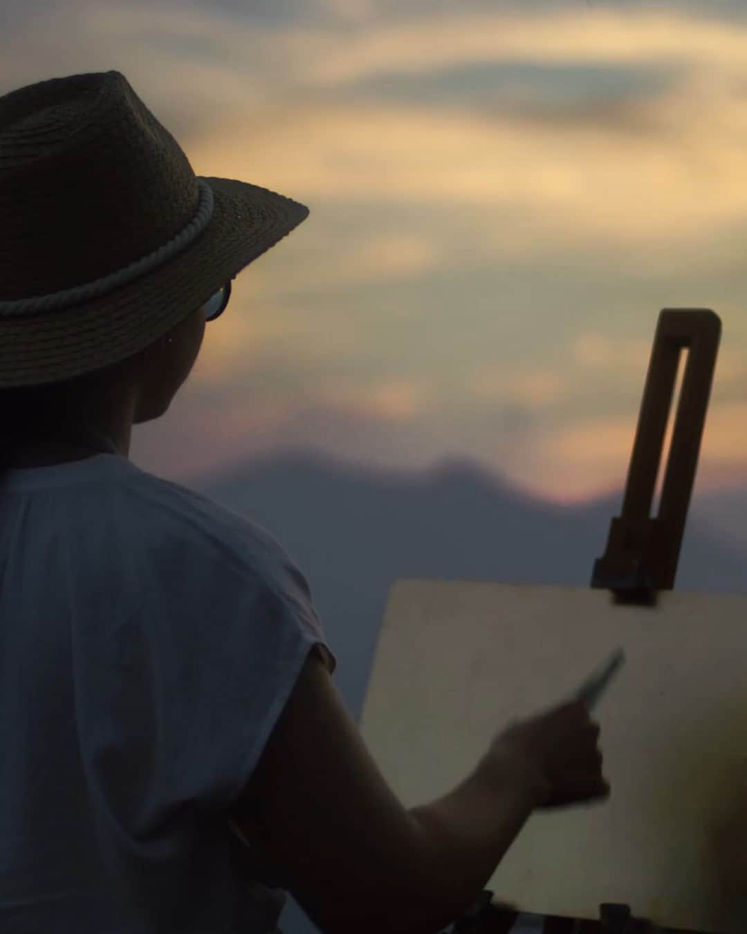 MAZDA Canadaのインスタグラム：「Get out and enjoy one last long weekend before the kids head back to school. For a little outdoor inspiration, check out the #MazdaStories link in our bio to enjoy the Art of the Drive featuring Lake Como’s stunningly beautiful landscape with artist @sonia.bukhgalter_art. #MazdaCanada​ 🔴​ Sortez et profitez de la dernière longue fin de semaine avant la rentrée officielle. Pour un peu d'inspiration, consultez le lien #MazdaMonde dans notre bio pour découvrir l'art de la conduite : une balade à travers les magnifiques paysages du lac de Côme en compagnie de l'artiste @sonia.bukhgalter_art.​」
