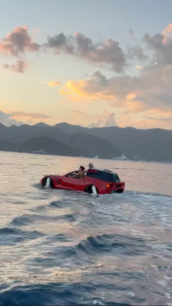 Silvia Carusoのインスタグラム：「Watersports with my bestie ! What else I could ask for ? 😻🌊❤️」
