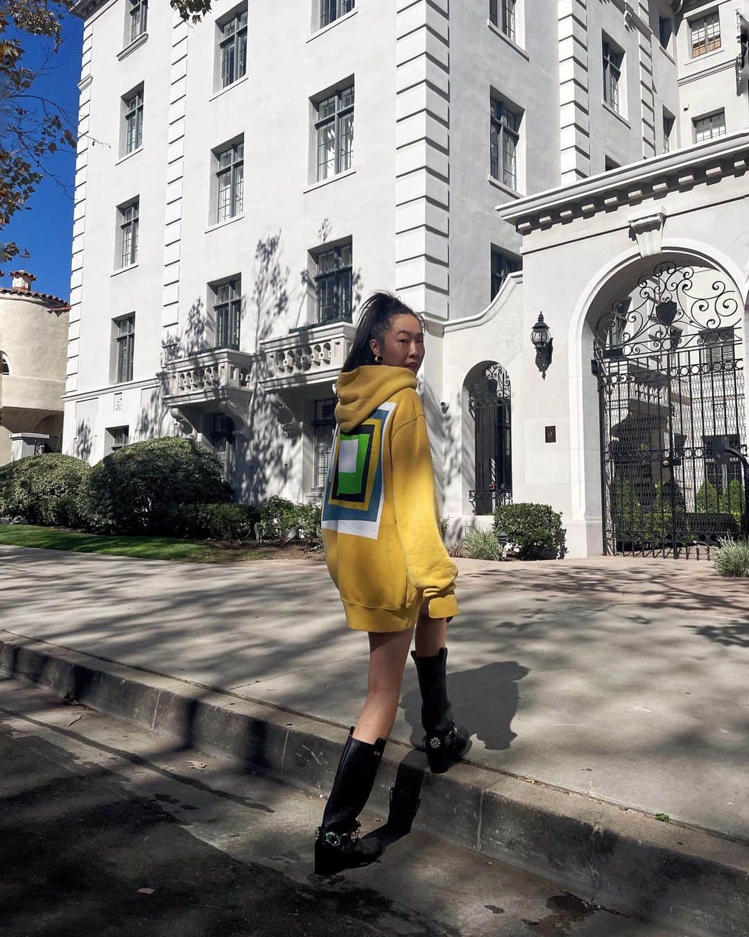 ダニ・ソングのインスタグラム：「@fredsegal has been an LA  staple for years now - a pioneer of style, fashion and inclusivity. So excited to share their new launch Of the Neighborhoods Collection inspired by Los Angeles. This is how I wear mine. How are you going to wear yours? 💛 #FSNeighborhoods #fredsegalpartner」