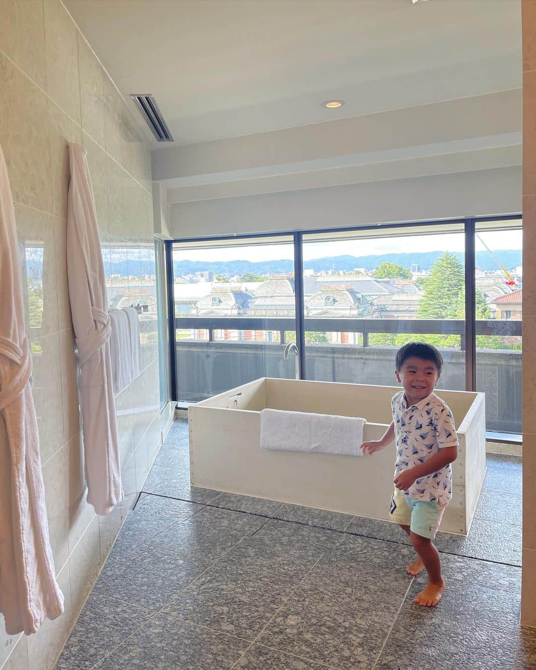 のインスタグラム：「♨️ 京都では両親と同じお部屋に泊まれるように 1bed roomがあるお部屋にしました🥰 お風呂も父と息子が夜も朝も一緒に入っていて その姿が可愛らしくて沢山写真におさめました💫 孫を見ているだけで笑顔になってくれる両親を見ると 息子がもたらしてくれる喜びの大きさに いつも感謝しています❤️ 私が何かしてあげたいと必死になっても 息子がじーじばーば！と隣にいる事が一番嬉しそうです🤭✨ #kyoto #hyatt #familytrip」
