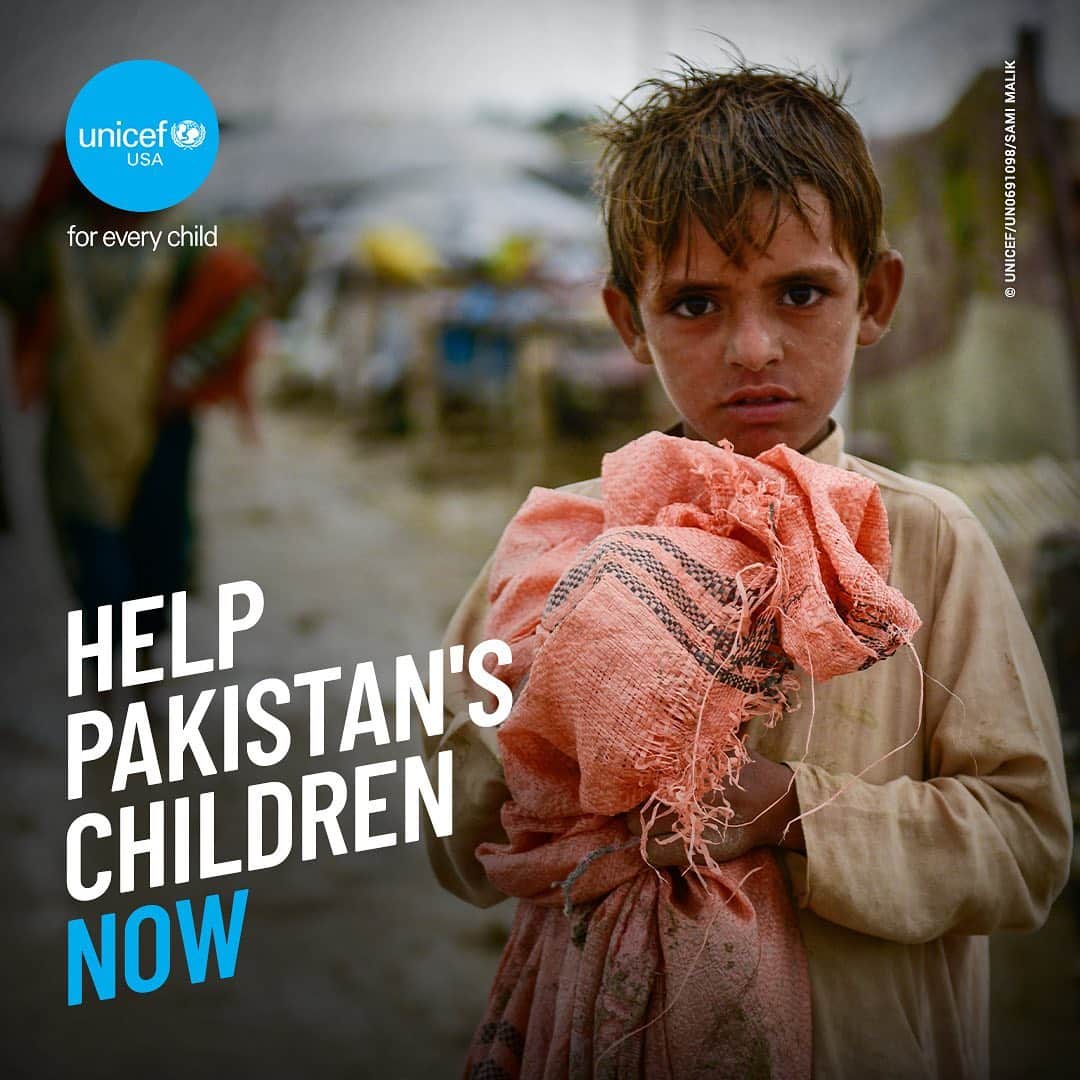 ベラ・ハディッドのインスタグラム：「This doesn’t even seem real, but is a reality to so many. More than 1000 people — a third of them children — have died during severe flooding across Pakistan. From June through August, 2022, torrential monsoon rains washed away entire villages and infrastructure across Pakistan’s four provinces, affecting at least 33 million people. 4 million acres of crops have been destroyed and 800,000 livestock have died. Not only is this traumatizing for the people of Pakistan but it will also ,long-term, increase food insecurity across the country and will have a severe impact on the economy…  “Pakistan has been facing increasingly devastating climate-induced drought and flooding,” says IRC Pakistan country director Shabnam Baloch. “Despite producing less than 1% of the world’s carbon footprint, the country is suffering the consequences of the world’s inaction.” … This is a climate crisis and we need to be there for the people of Pakistan.   $2.50 can provide micronutrient sachets for a pregnant mother and young child $12 can provide a hygiene kits with soap, sanitizer, detergent, buckets, menstrual supplies, etc – enough for 3 months for a family. $55 can provide a carton of 55 ready-to-use-therapeutic food sachets that can treat a child suffering from severe acute malnutrition for 6-8 weeks.  UNICEF is on the ground, delivering lifesaving medical supplies, safe water and nutrition, mental health support, educational resources and more. I’m putting the link in my bio in case you’d like to donate. If not , spreading the word on this environmental crisis and the people impacted is very important as well. Love you all and God Bless. 🤍」