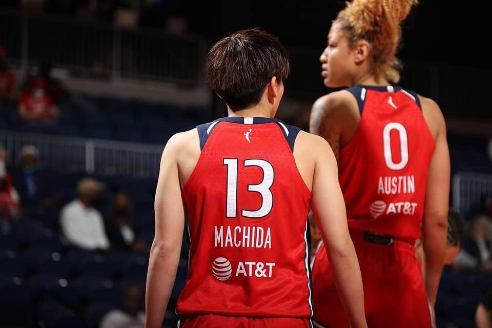 町田瑠唯のインスタグラム：「WNBAシーズンが終わりました。 たくさんの応援ありがとうございました‼︎ 日本から応援に来てくれたり、アメリカにいる日本人の方も応援に来てくれました‼︎ 時差があるにも関わらず、試合を見てくださったり、DMを送ってくださったり、本当にありがとうございました‼︎ ⁡ チームとして目標にしていた結果とはならず、悔しい気持ちはありますが、たくさんの経験と学び、刺激をもらいました‼︎ 自分の中での視野が広がりました。 まだまだやることもたくさんあるし、 もっともっと頑張ります‼︎ ⁡ この経験をしっかり生かして、次は富士通レッドウェーブで頑張ります‼︎ ⁡」