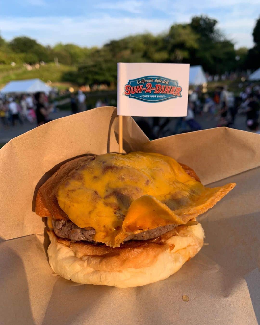 松田大輔のインスタグラム：「先日、世田谷公園の祭りにて。 めちゃくちゃ美味いバーガーを食べましたよ！  #sun2diner」