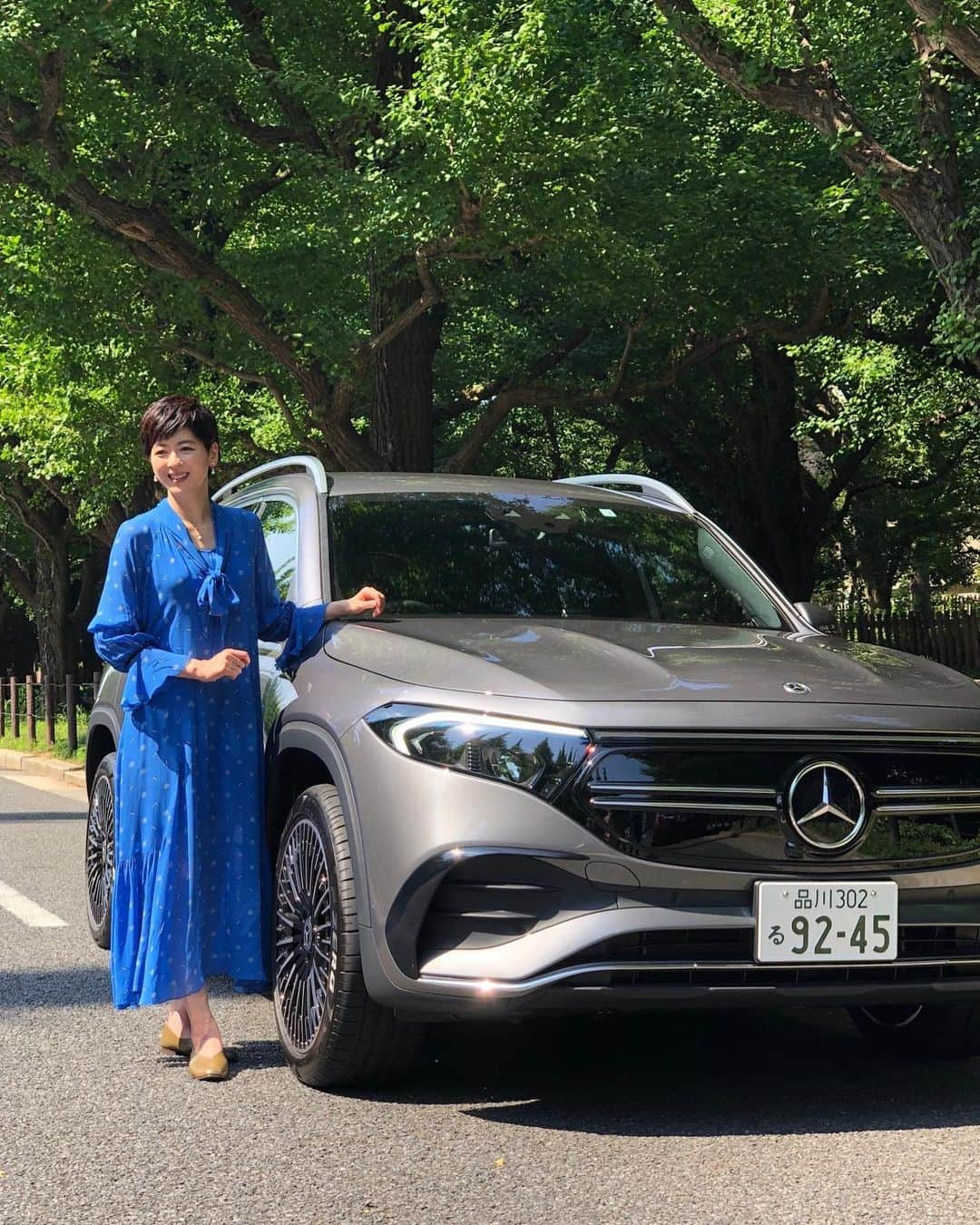 中山忍さんのインスタグラム写真 - (中山忍Instagram)「愛車です✨  というのは冗談で！  9月4日(日) 21:54～22:00 放送 #フジテレビ 『#1Hセンス』 出演いたします！  お楽しみに〜🙌  #ONEhourSense #ワンアワーセンス #Benz #ベンツ  ワンピース @dorotheeschumacher #ドロシー シューマッハ イヤリング、ネックレス @abiste_official #アビステ」8月29日 11時16分 - _shinobu_nakayama_