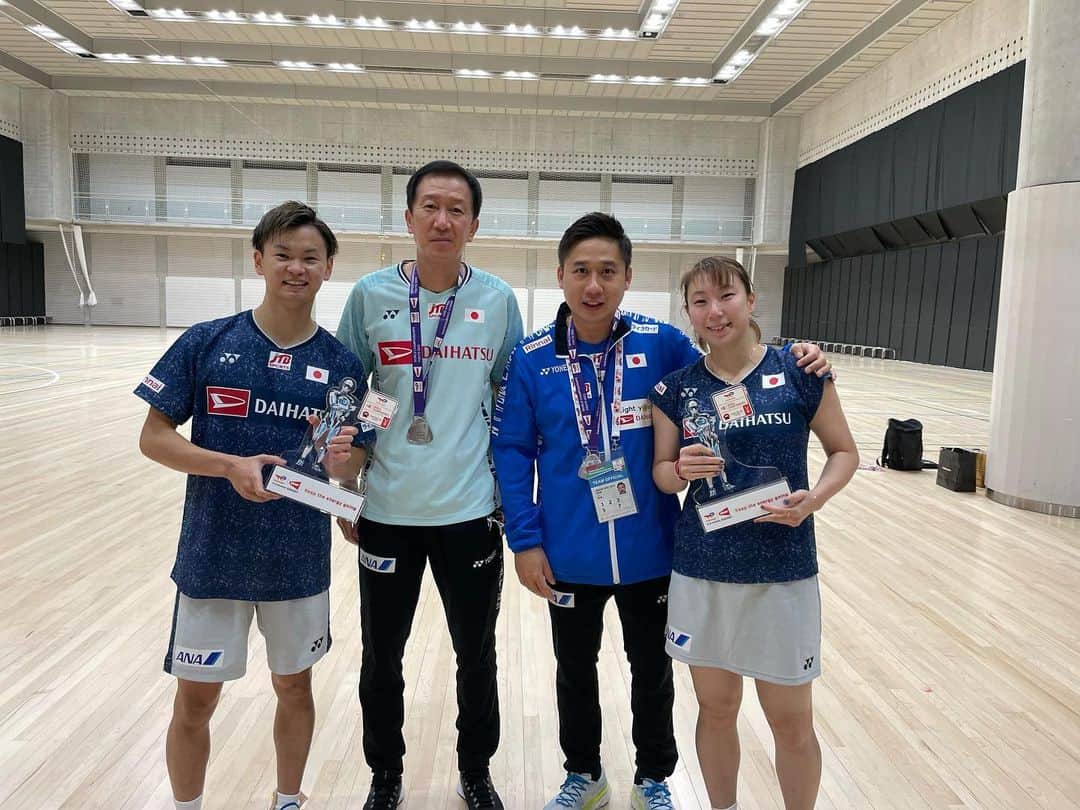 のインスタグラム：「World Championships 2022🇯🇵  世界選手権、銀メダルでした。🥈  今大会、東京開催ということで、家族、友達、そしてたくさんのファンの方の前でプレーすることができて幸せでした。  金メダルには届かず、オリンピック同様、すごく悔しい思いでいっぱいですし、改めてもっともっと成長が必要だなと思う試合でした。  たくさんの方が、応援に来てくれてる中で金メダルを皆さんにお見せすることができず、本当に悔しい思いでいっぱいです。  まだまだ試合が続くので、結果を受け入れて、日々成長していきたいと思います。  どんな時も前向きな発言をしてくれるパートナーやコーチの方々に感謝の気持ちでいっぱいです。  たくさんの応援ありがとうございました！！  いっぱい、ワタガシTシャツやタオルが見れて嬉しかったです☺️  #世界選手権 #世界バドミントン #ワタガシ  @badmintonphoto_official 📸」