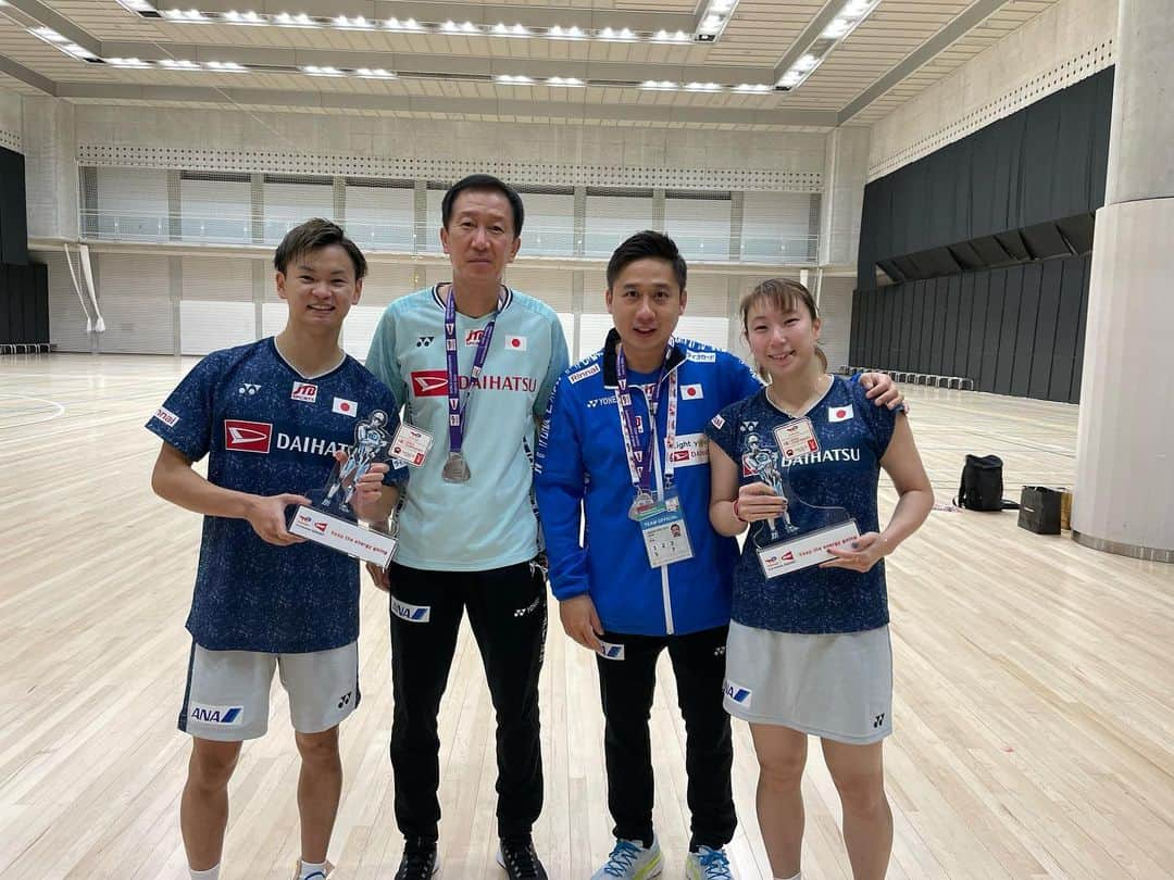 東野有紗のインスタグラム：「World Championships 2022🇯🇵  世界選手権、銀メダルでした。🥈  今大会、東京開催ということで、家族、友達、そしてたくさんのファンの方の前でプレーすることができて幸せでした。  金メダルには届かず、オリンピック同様、すごく悔しい思いでいっぱいですし、改めてもっともっと成長が必要だなと思う試合でした。  たくさんの方が、応援に来てくれてる中で金メダルを皆さんにお見せすることができず、本当に悔しい思いでいっぱいです。  まだまだ試合が続くので、結果を受け入れて、日々成長していきたいと思います。  どんな時も前向きな発言をしてくれるパートナーやコーチの方々に感謝の気持ちでいっぱいです。  たくさんの応援ありがとうございました！！  いっぱい、ワタガシTシャツやタオルが見れて嬉しかったです☺️  #世界選手権 #世界バドミントン #ワタガシ  @badmintonphoto_official 📸」