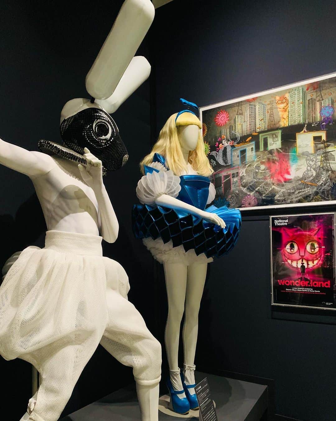 のインスタグラム：「特別展アリス～へんてこりん、へんてこりんな世界  .  アリスの物語を読むと皆が好奇心を刺激され、日常にない世界を想像する。  化学、音楽にアート そしてファッション。 様々な分野でどこまでも居るアリスの文化に触れてきました。  大好きな ティム・バートン サルバドール・ダリ の挿絵は撮影禁止でしたので公式書籍を会場で買いました。予期せぬ出費ですよ。 展示会の全てが詰まっており、言語化されているのでとても見やすく理解し易い。満足。  Vivienne Westwoodさんやベイビーザスターズシャインブライトさんのお洋服も展示されていました。(着たい)  どっぷりアリスの世界に浸かった1日。   #アリス展#アリス#Alice」