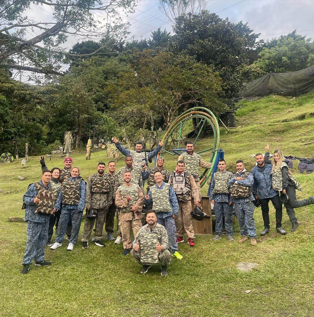フレディ・グアリンのインスタグラム：「Domingo de Paintball 🔫  Desliza y vean el vídeo 😳」