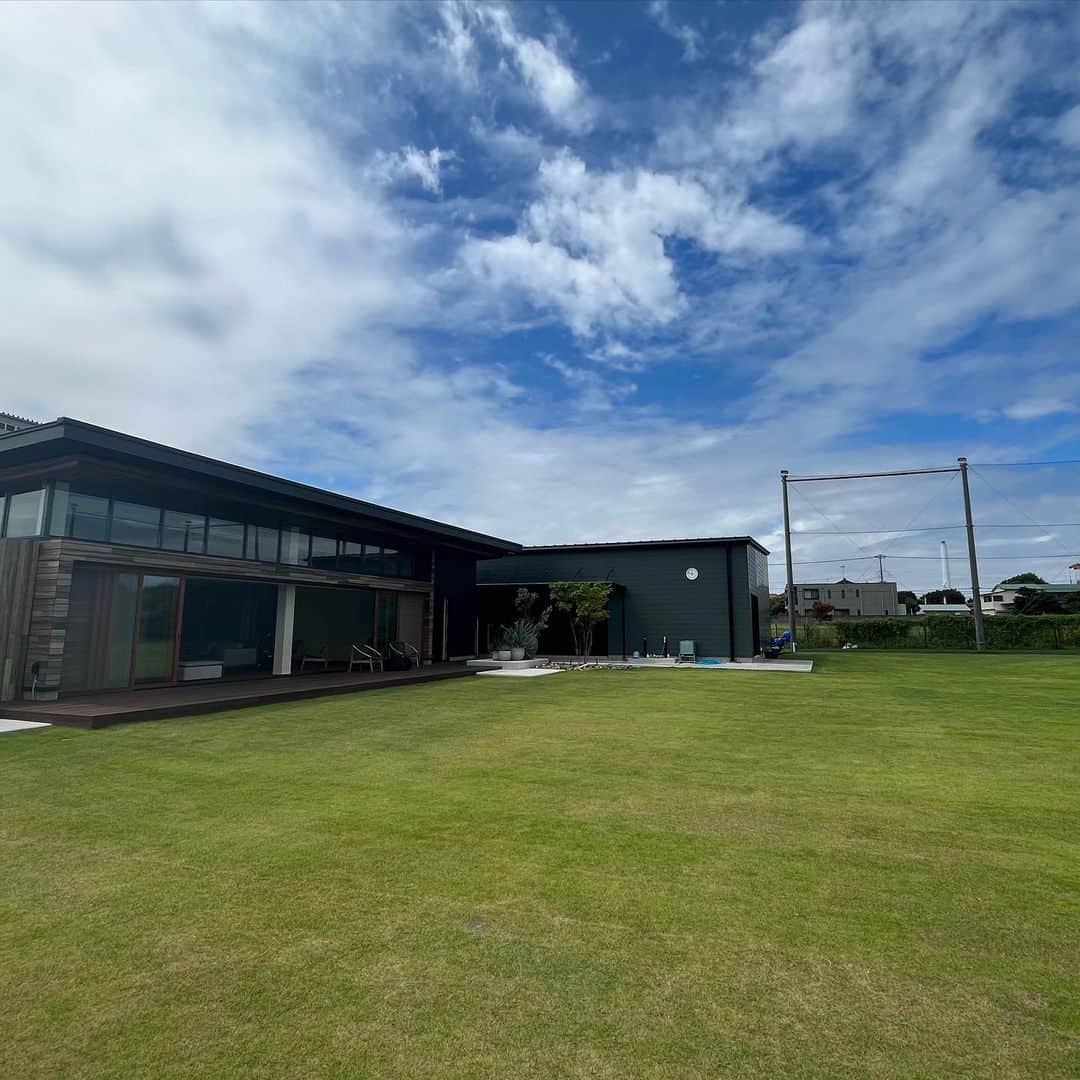 のインスタグラム：「今日はクラブハウスでゴルフダイジェストさんの撮影でした📸⛳️ 某メーカーさんのタイアップページ🎶😆 クラブハウスでの沢山の企画、イベントのご依頼ありがとうございます〜😊🎶 シーズン中で留守にすることが多く対応できていませんが少しずつですが頑張ります‼️ 最後は安定の目つぶり🤣 #ゴルフダイジェスト  #ヒールクリーク  #キャロウェイゴルフ  #テーラーメードゴルフ  #イオミック  #グラファイトデザイン  #トラックマン  #アディダスゴルフ  @clubhouse.17」
