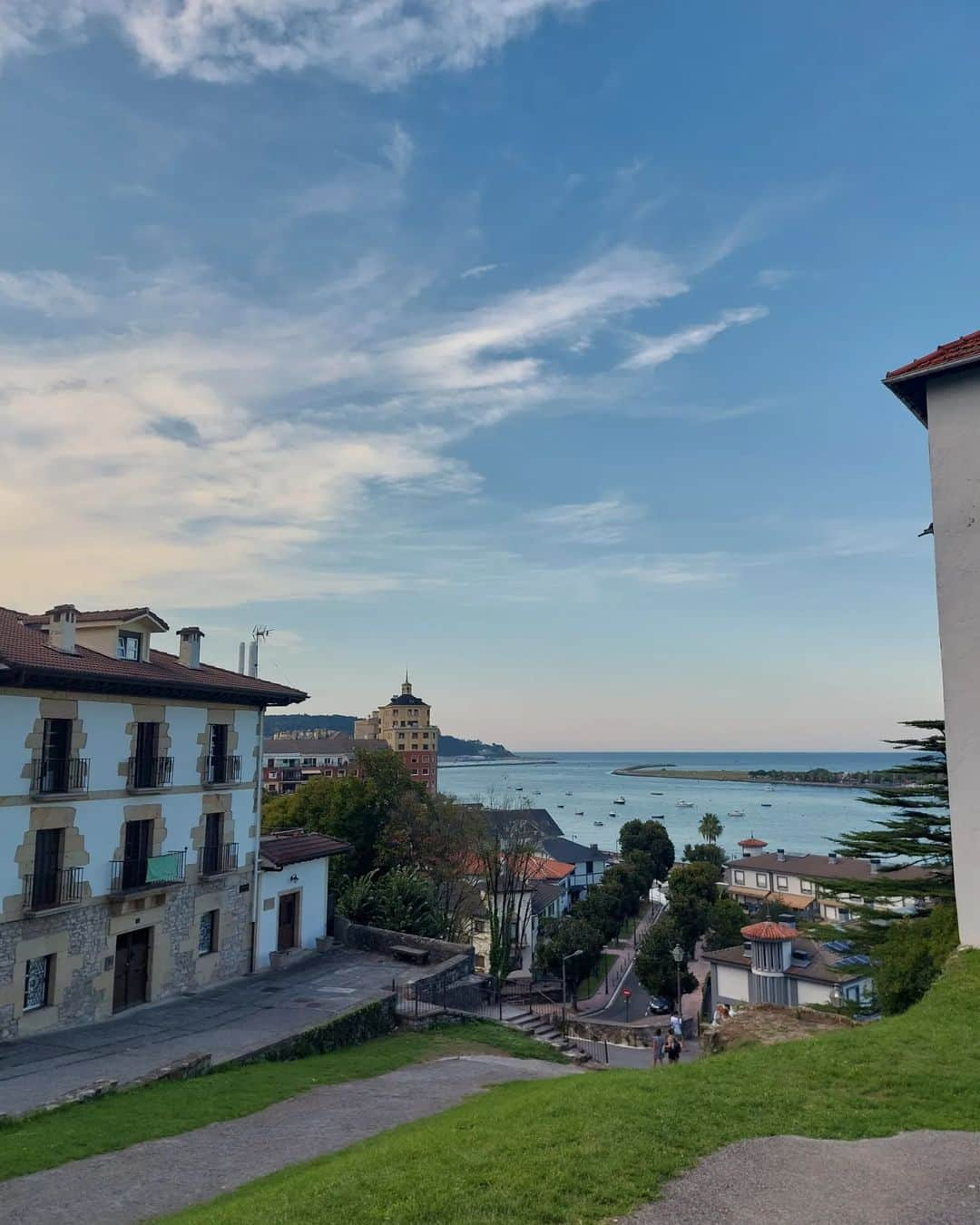 ソニア・ラフエンテさんのインスタグラム写真 - (ソニア・ラフエンテInstagram)「🖼💚 . . . #hondarribia #sansebastian #fuenterrabia #summer #2022」8月29日 3時25分 - sonia_lafuente