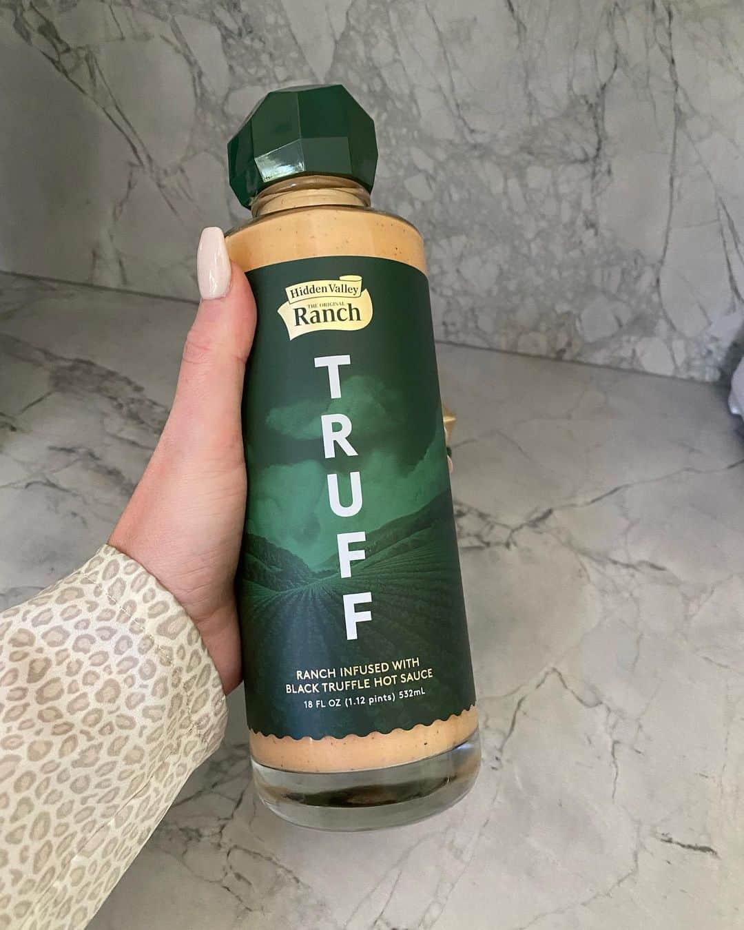ニッキー・ベンツのインスタグラム：「I just had some of this deliciousness on my steamed broccoli 🥦 It’s so good and creamy!!! 💚Thank you once again for looking out @sauce @tallywood Congratulations on your collaboration!! @hidden.valley 🔥🔥🔥 #truff」