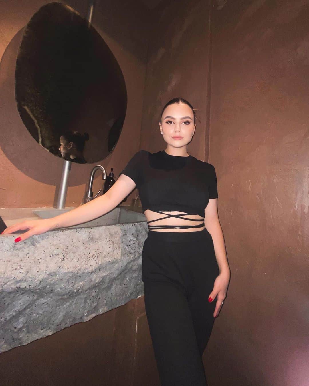 リーナ・フェードロワのインスタグラム：「Сказки на ночь🥀🫦👅」