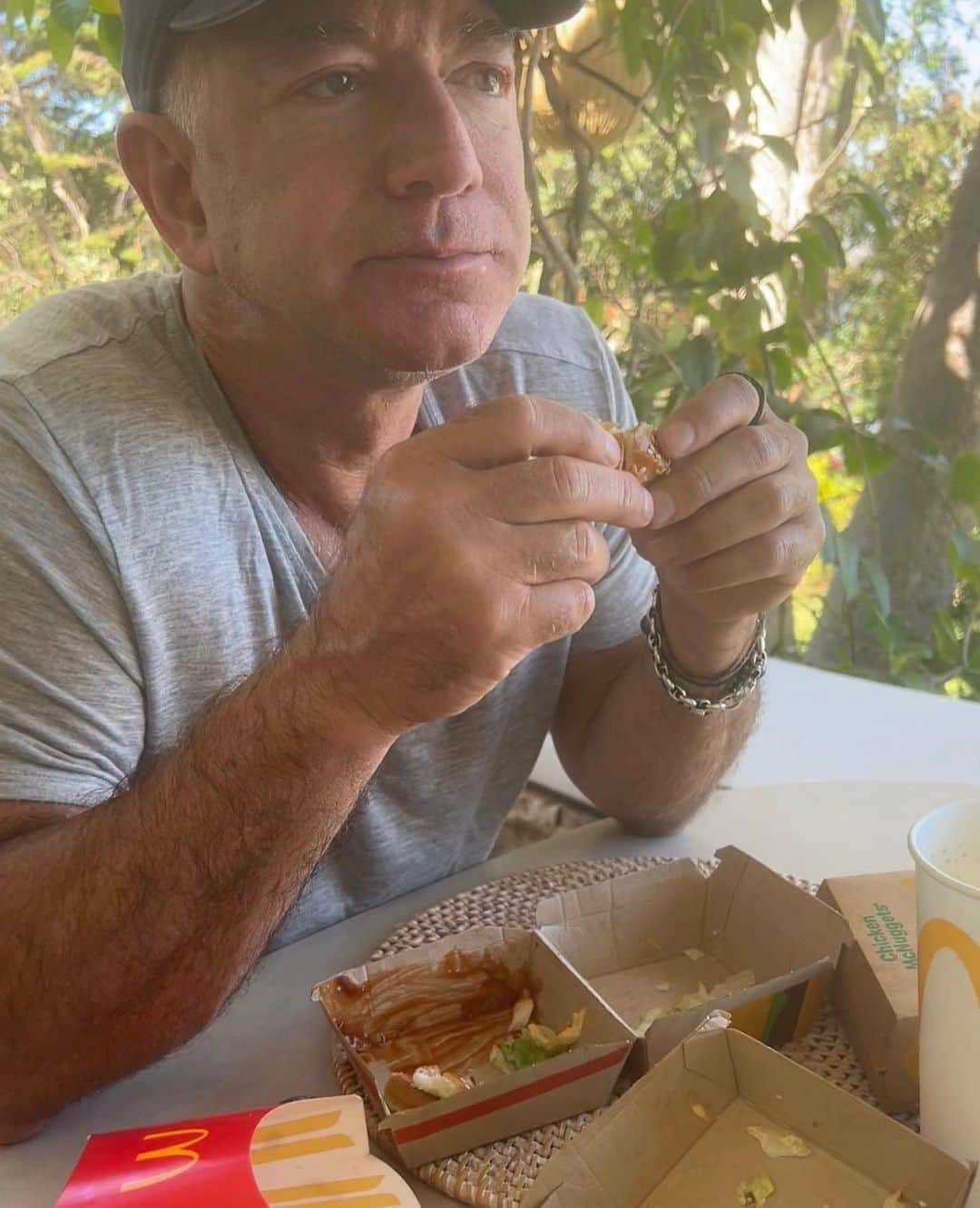 ジェフ・ベゾスさんのインスタグラム写真 - (ジェフ・ベゾスInstagram)「My first job. Still the same great burger! Happy Sunday!」8月29日 6時24分 - jeffbezos