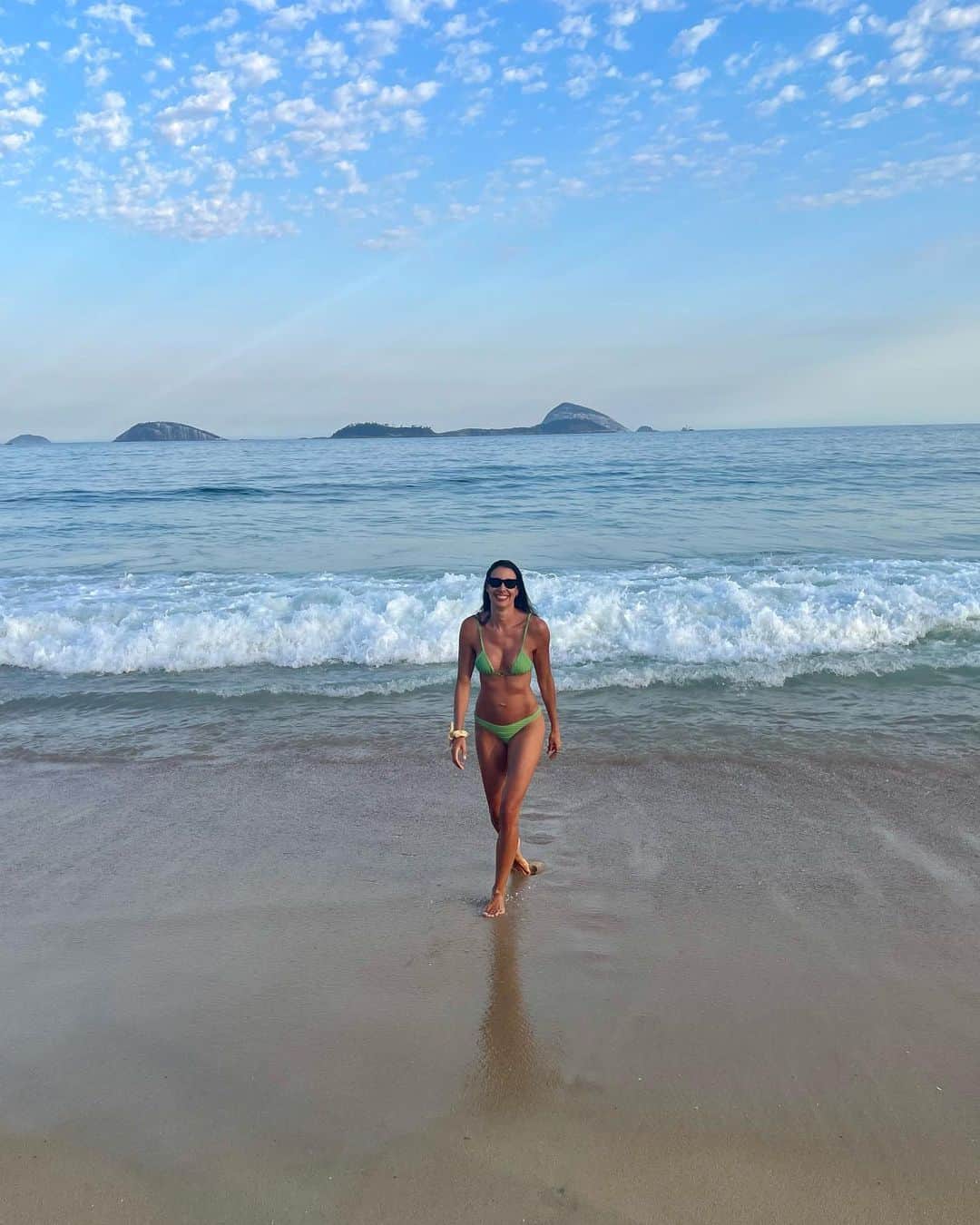 シェイラ・カストロのインスタグラム：「Fechando o final de semana com um cenário e companhias incríveis! 💙☀️✨」