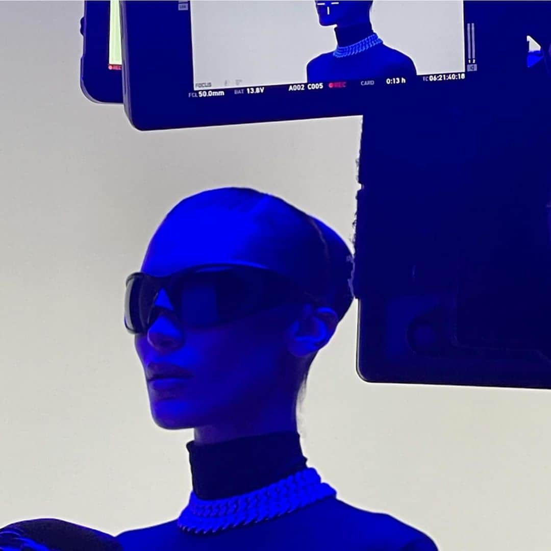 ベラ・ハディッドのインスタグラム：「@balenciaga  @offsetyrn」