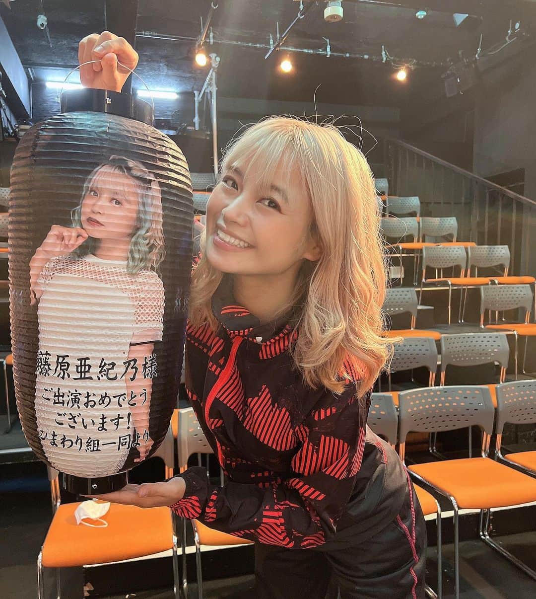 藤原亜紀乃のインスタグラム：「#舞台MALFUNCTION 無事に全公演終演いたしました！  ご来場くださった皆々様！ 本当にありがとうございましたぁ  蜂須賀蜜恵🐝ちゃん🥰 蜂のようにブンブンと元気パワー全開でやらせていただきました✨  今回は、1度共演したことがある方ばかりったのと ずっっっっと共演したかった人が何人かいて♡ﾞ すごく運命的な座組だなと思いました🥰🥰  さてさて今回の蜜恵ちゃん  実は、 ひとりぼっち さびしい かなしい くるしい 逃げたい 会いたい 伝えたい  というネガティブな感情からのスタートでした。実は、ね、、  でも、そんなこと言っても この事実は変わらないし ここで生きて？いくしかないから  ちょっとの悲しい感情に ぎゅっと蓋をして  笑顔でいようって決めた強い子だなってゆー印象でした  こーゆー強い子好きでした🥰 私も強い子になりたかったし✨  蜜恵ちゃんを通して、改めて笑うって大切なんだなーって思いました✨  いやぁー楽しかったなぁ♡ﾞ とにかく楽しみました！  11年振りに人と話して コミュニケーションとって  過去の思い出にひたって  一つ一つの時間がたまらなく 愛おしかったです🥰  これからも、蜜恵ちゃんのように たくましく生きたいなっ  だいすきな仲間にかこまれて だいすきな人達が観に来てくれて だいすきなお仕事ができました！  みんなありがとう🥰🥰   #舞台  #千秋楽  #蜂須賀蜜恵  #藤原亜紀乃」