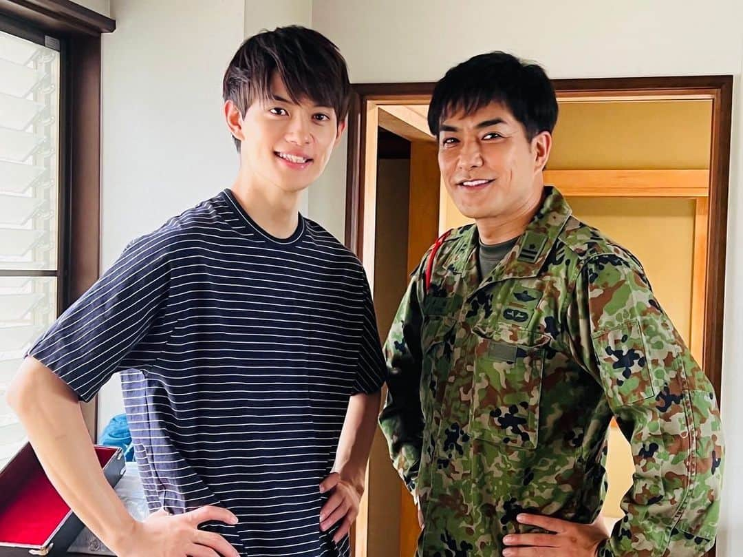 佐野勇斗さんのインスタグラム写真 - (佐野勇斗Instagram)「八女中隊長！！ 北村さん！！ 北村さんがいてくださるといつも現場が明るくなります。。  そして、いつもM!LKの宣伝をしてくれます！！  さらに先日は、僕が靴好きという事で素敵な革靴とサンダルまでプレゼントしてくださいました。。  本当にありがとうございます😭  愛してます兄貴！！！！  北村さん、インスタを頑張ってるそうなので是非みんなでフォローしましょう！ @kazuki_kitamura_official   #北村一輝さん #八女中隊長 #コーヒーが飲めませんを #気に入ってくださってます #なんで？？  #佐野勇斗 #馬場良成 #MILK」8月29日 20時05分 - sanohayato_milk