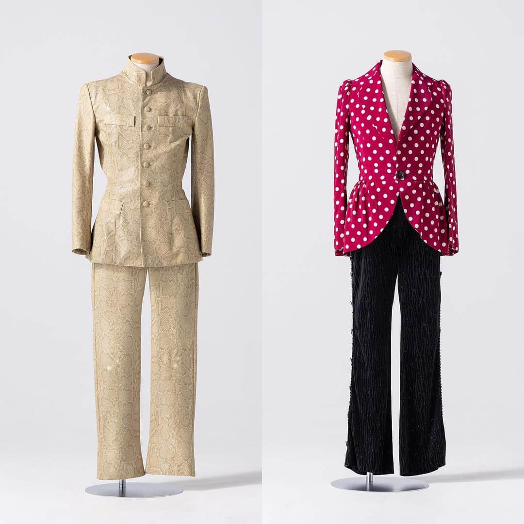THE YELLOW MONKEYのインスタグラム：「デビュー30周年記念作品＜トリプル購入者特典＞ 特賞A、特賞Bの応募受付期間は8/31(水)23:59までとなります。3作品をご購入いただいた方は、どうぞお早めにお申し込みください！  【特賞A】メンバー衣装（抽選で各1体、計4名様） 【特賞B】メンバープロデュースオリジナル砂時計1点（抽選で30名様）  詳細はプロフィールのリンクよりデビュー30周年記念特設サイトをご覧ください🔗  #THEYELLOWMONKEY #TYM30Years #吉井和哉 #菊地英昭 #廣瀬洋一 #菊地英二」