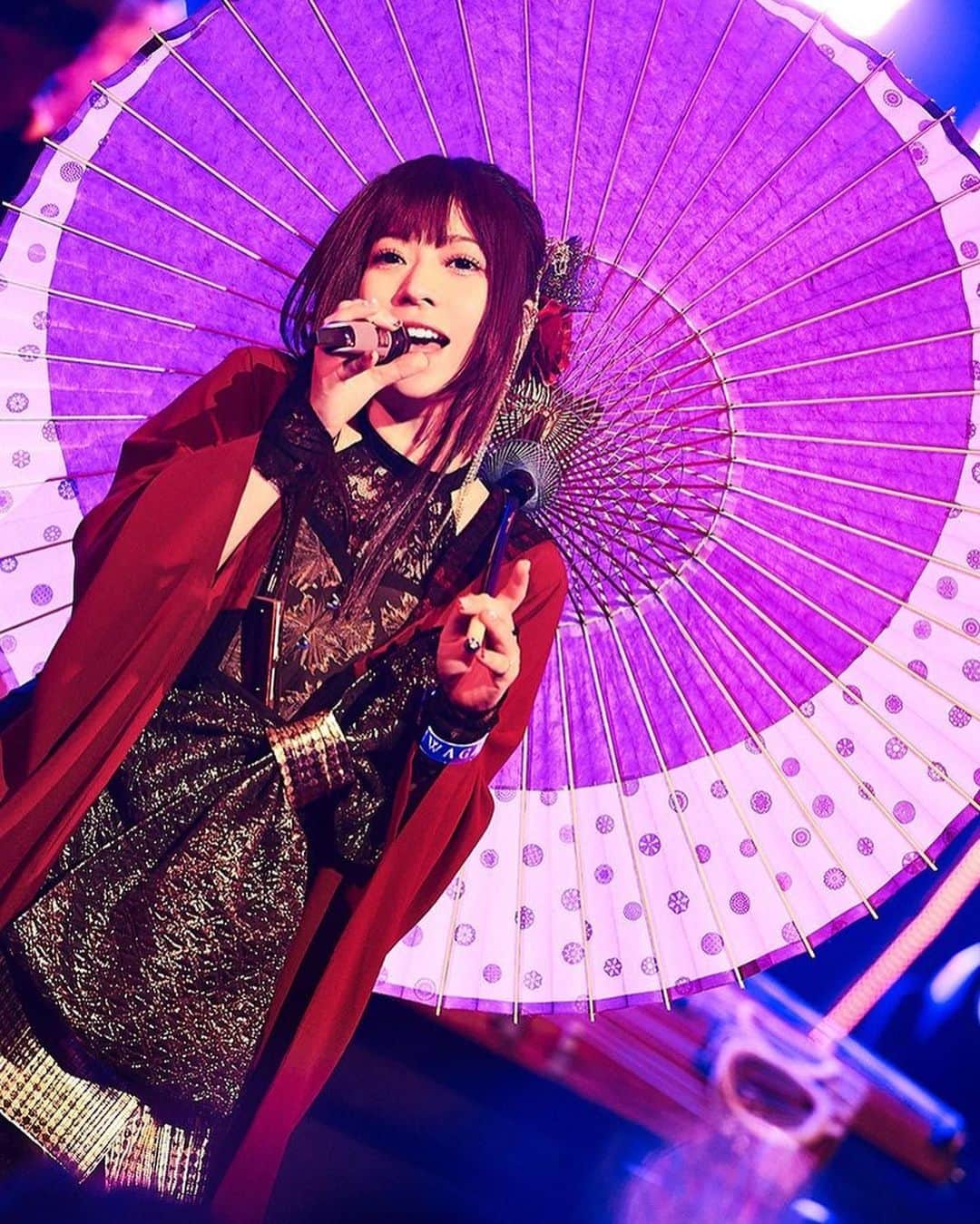 鈴華ゆう子のインスタグラム：「和楽器バンド全国ツアーで使用している和傘は、和傘職人河合幹子さんの作品です。MV「フォニイ」の中でも登場しています。一目惚れで決めた逸品！ 【蛇の目傘 月奴 赤紫×ガラスボタン】 透明感のあるジューシーな赤紫色とコロンとしたガラスボタンの柄。まるでぶどう味のお菓子みたいな和傘♡🍇 ライブレポもあがっていたので、あわせてご覧下さい。 https://www.barks.jp/news/?id=1000223838  なお、同じデザインの日傘は8月末までオークヴィレッジ自由が丘店にて展示販売しているそうです。 ※遠方への発送も承っているそうなので、ご希望の方は問い合わせてみてください。  オークヴィレッジ自由が丘店  【オークヴィレッジ自由が丘】 〒152-0035 東京都目黒区自由が丘2-15-22 TEL：03-5731-3107  営業時間：午前11時～午後7時   #和楽器バンド  #鈴華ゆう子  #傘日和  #河合幹子 さん  #和傘CASA  #BARKS  #和傘  #Wagakkiband  #yukosuzuhana  #WAGASA」