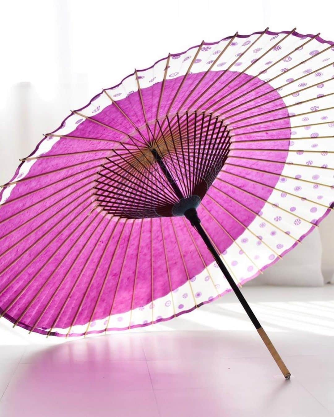 鈴華ゆう子さんのインスタグラム写真 - (鈴華ゆう子Instagram)「和楽器バンド全国ツアーで使用している和傘は、和傘職人河合幹子さんの作品です。MV「フォニイ」の中でも登場しています。一目惚れで決めた逸品！ 【蛇の目傘 月奴 赤紫×ガラスボタン】 透明感のあるジューシーな赤紫色とコロンとしたガラスボタンの柄。まるでぶどう味のお菓子みたいな和傘♡🍇 ライブレポもあがっていたので、あわせてご覧下さい。 https://www.barks.jp/news/?id=1000223838  なお、同じデザインの日傘は8月末までオークヴィレッジ自由が丘店にて展示販売しているそうです。 ※遠方への発送も承っているそうなので、ご希望の方は問い合わせてみてください。  オークヴィレッジ自由が丘店  【オークヴィレッジ自由が丘】 〒152-0035 東京都目黒区自由が丘2-15-22 TEL：03-5731-3107  営業時間：午前11時～午後7時   #和楽器バンド  #鈴華ゆう子  #傘日和  #河合幹子 さん  #和傘CASA  #BARKS  #和傘  #Wagakkiband  #yukosuzuhana  #WAGASA」8月29日 20時32分 - yuko.suzuhana