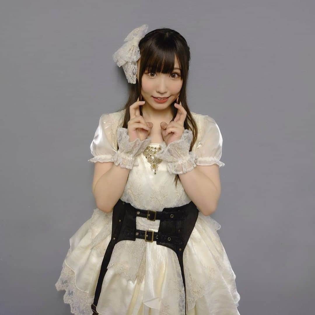 のインスタグラム：「【Animelo Summer Live 2022 -Sparkle-】DAY3に鈴木愛奈が出演しました🎉皆様ありがとうございました！  オープニングコラボでi☆RisさんとNyai☆Risとして「太陽曰く燃えよカオス」  ソロで「Reverse-Rebirth」、「Endless Pain」の2曲  halcaさんと「あれこれドラスティック」  i☆Risさんとのオープニングコラボのみならず昨年に引き続きhalcaさんとコラボさせていただきました🥰  そして衣装も2パターンでした👏  Nyai☆Ris：白い衣装 halcaさんコラボ&ソロ：黒い衣装  次は9月開催のANISAMA SYMPHONIC NIGHT 2022です！  日程：9月17日（土）18日（日） 会場：ロームシアター京都メインホール ※鈴木愛奈は18日（日）出演です。  ✅詳細はこちら https://anisama-symphonic.com　  #anisama #アニサマ2022 #i_Ris #halca #鈴木愛奈」