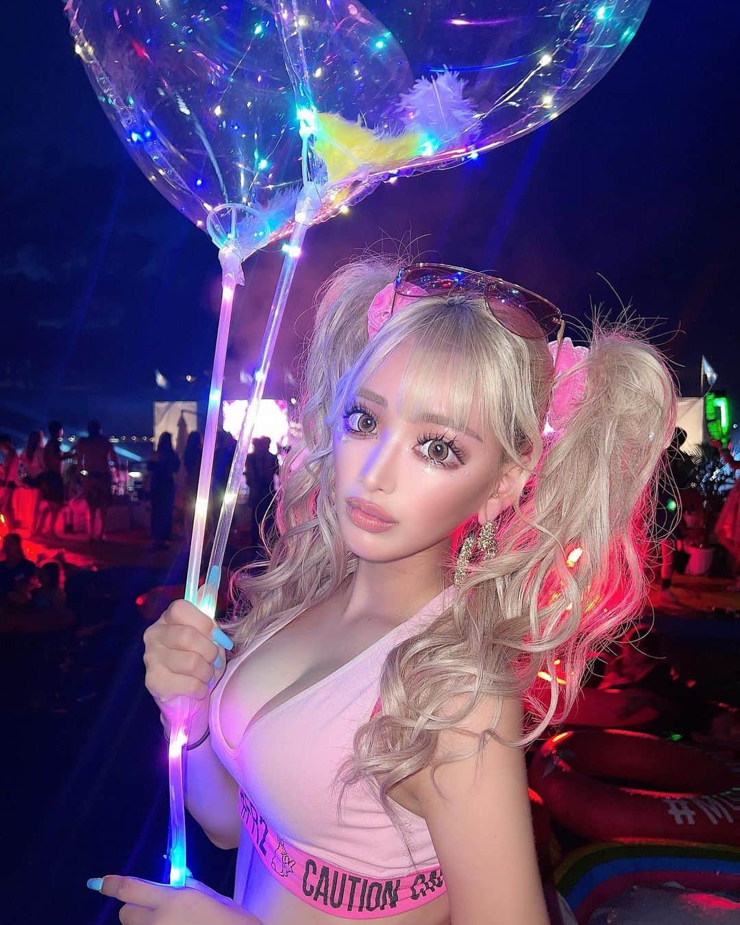 りいにゃんのインスタグラム：「キラキラファンタジー🤩 . . . . . #フェス #水着 #pink #ツインテール #ぎゃる」