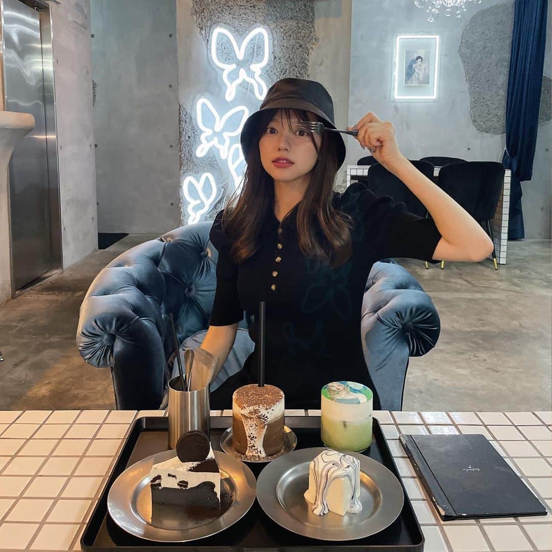 高木悠未のインスタグラム：「🖤🦋🖤 おしゃれなカフェにいる私おしゃれ ていう感覚がすき。笑  @lovelesscoffee」