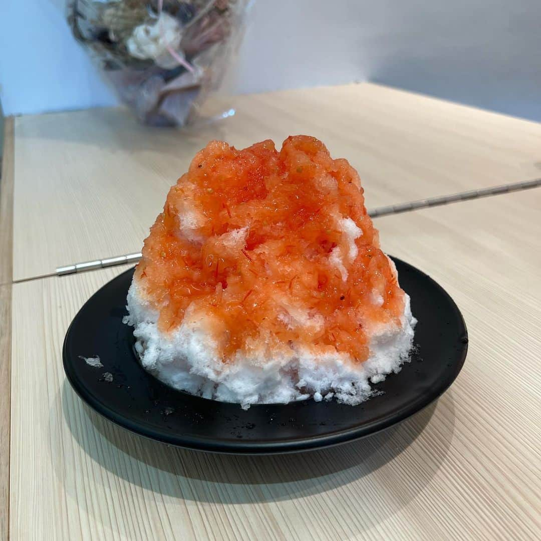 栗山夢衣さんのインスタグラム写真 - (栗山夢衣Instagram)「#甘味処鎌倉 のかき氷🍧💕  生とまと 黒蜜きなこ 西尾のお抹茶 生マイヤーレモン 生とまと  とまとが美味しすぎてリピ🍅  わらび餅屋さんだから わらび餅もめちゃくちゃ美味しくて トッピングできるんだけど レモンにわらび餅は合わなすぎた🤣🍋  あといちごとみるく食べれば 全種類制覇🥰  たまに削りがめちゃくちゃ上手い人に当たると嬉しい💕  通年かき氷やってほしい🥹  . . #かきごおりすと #かきごーらー #かき氷修行中 #かき氷おばさん #かき氷マニア #かき氷部 #かき氷巡り #かき氷研究所 #かき氷好き #かき氷食べ歩き #かき氷食べたい #かき氷好きな人と繋がりたい #かき氷大好き」8月29日 13時45分 - kuriyamamui