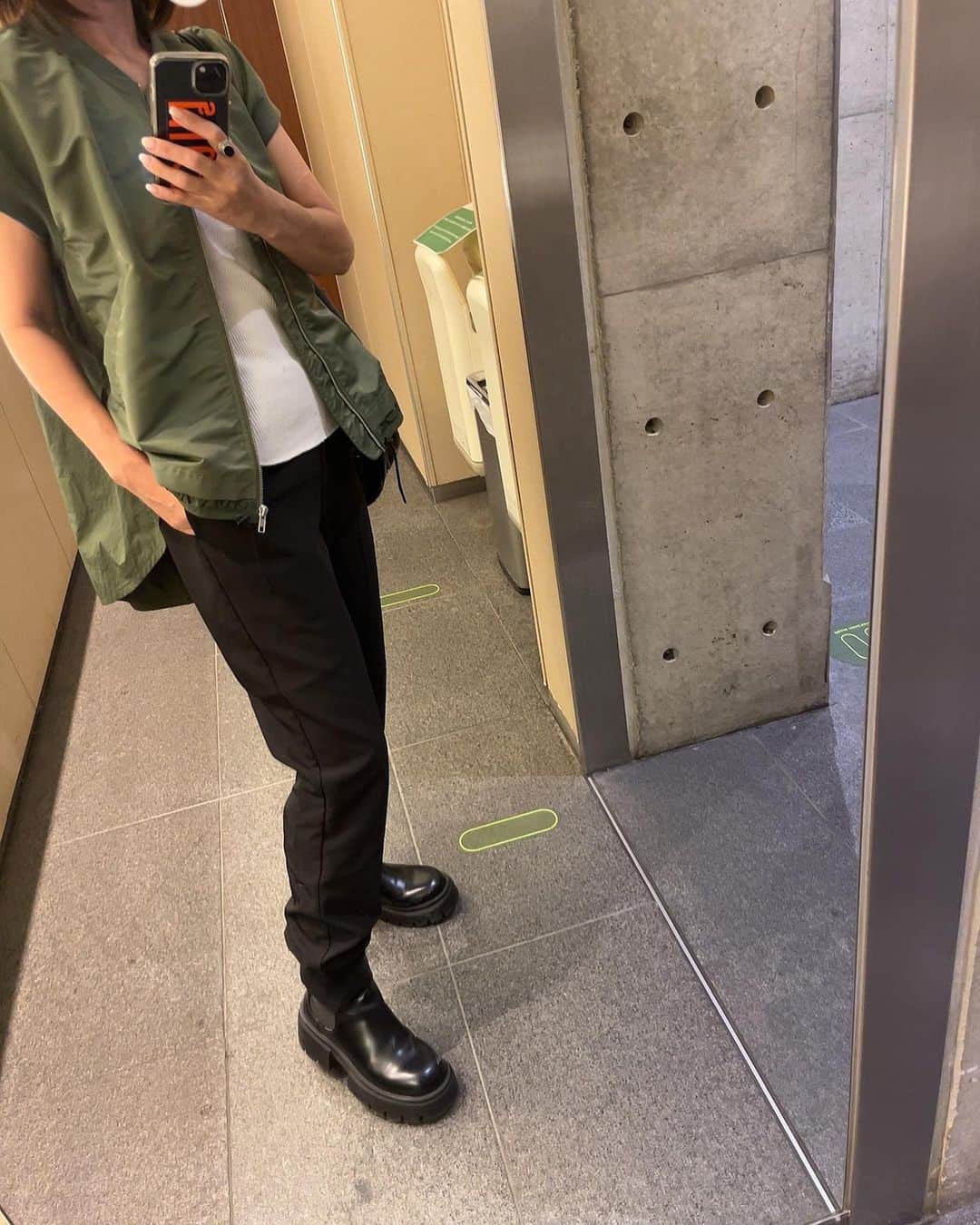 のインスタグラム：「今日は仕事で都内に🚗³₃  滞在時間2時間で帰りました😂  今日ブーツ間違えてせなのブーツ履いてきてしまって小さくて足が痛かった😂  なんかもう本当に夏も終わりだね〜  秋は大好きな季節だから嬉しいな☺️  今日なお気に入りのMA1のジレ🙌ブラックも持ってるんだけど両方使える！  秋は沢山ブーツ履きたいな🥾  #lifestyle#表参道#ジレ#ジレコーデ  #fashon#outfit#ootd#アラフォーコーデ #アラフォー#アラフォーママ  #大人カジュアル かし#ブーツ#ブーツコーデ」
