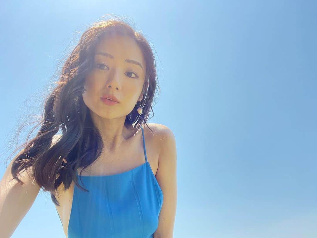 片山萌美のインスタグラム：「🟦  青、最近すき  #dvd&bd #もう一度わたしをみて #オフショット　 #moemikatayama」