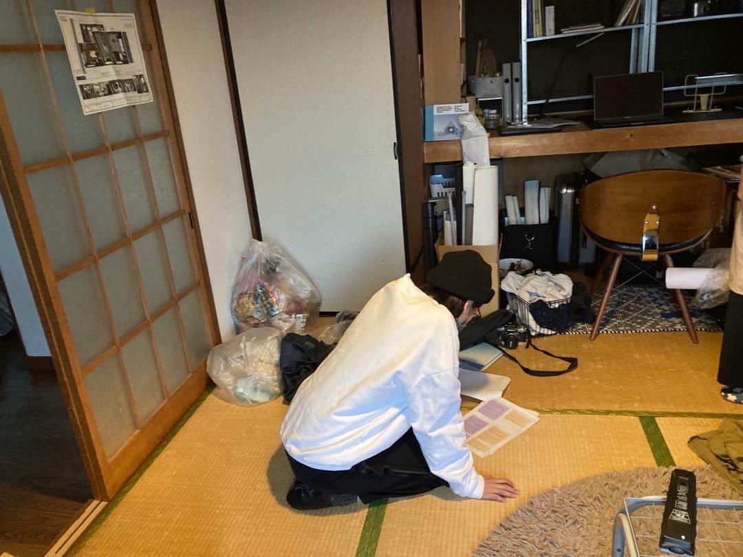 水川あさみのインスタグラム：「MIRRORLIAR FILMS Season4 『おとこのことを』公開まであと4日🎬  撮影前日。 装飾されていくおとこの部屋にて。 脚本とにらめっこ。 ずっとにらめっこ。」
