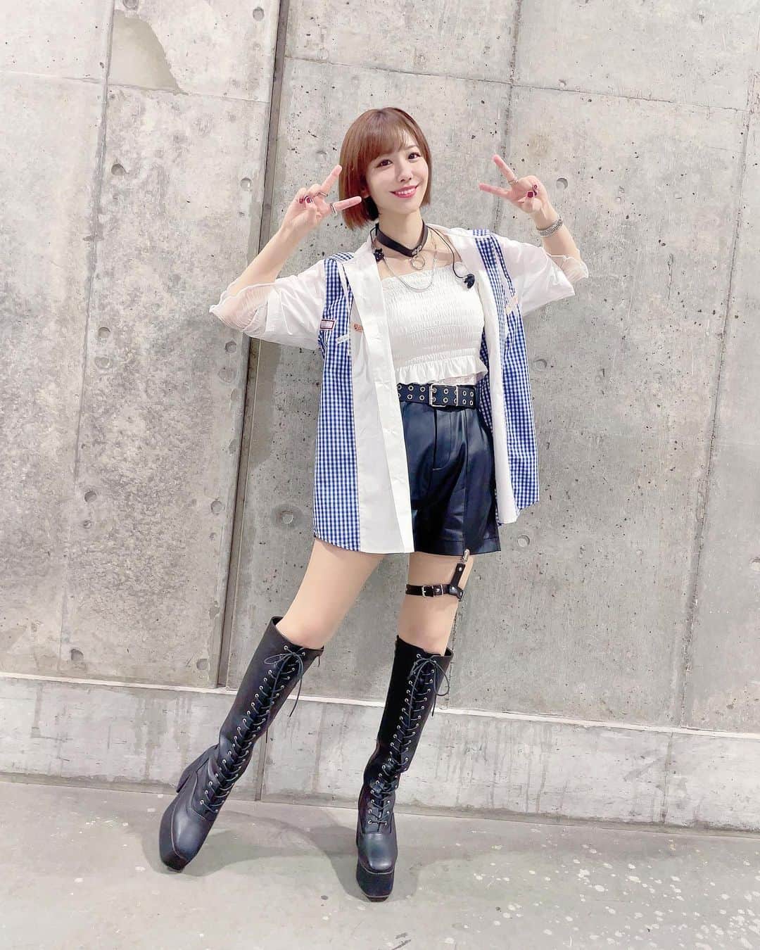 愛美のインスタグラム：「#anisama #衣装 その①✨ 「MY BOY」をカバーさせていただくということでちょいロック&愛理ちゃんとゆっきーの衣装のバランスを見て色味が合いそうなものを用意して頂きました！」