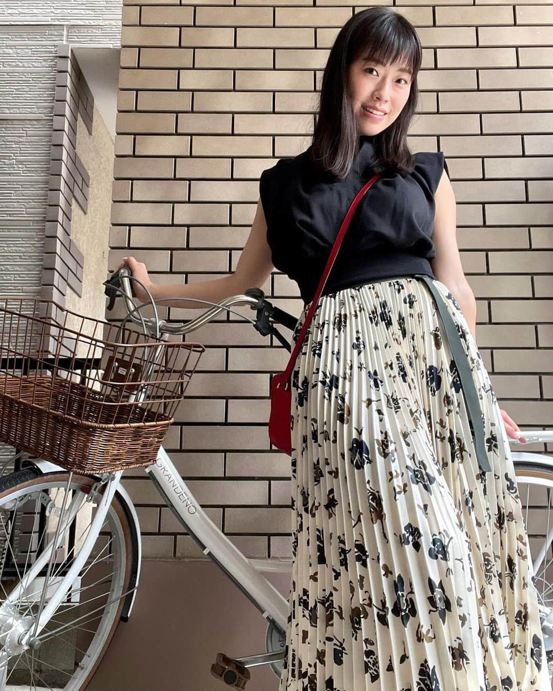 小田飛鳥のインスタグラム：「新しいお洋服でお出かけしました☺︎（タノシカッター🎶） 紹介が遅れましたが、この子は相棒 です🚲🤍 #grandneo #bicycle #japanesegirl #asiangirl #newcloset」