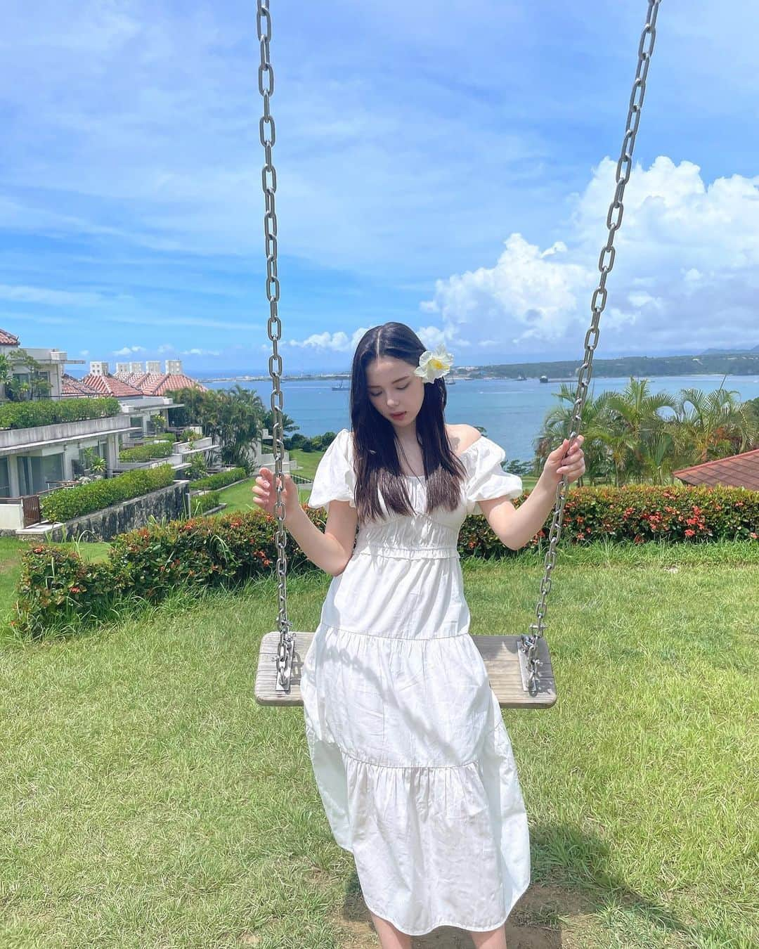 稲垣姫菜のインスタグラム：「_ 綺麗な景色の見えるブランコ⛅️💙 ・ ・ ・ #沖縄 #okinawa #ブランコ #05」