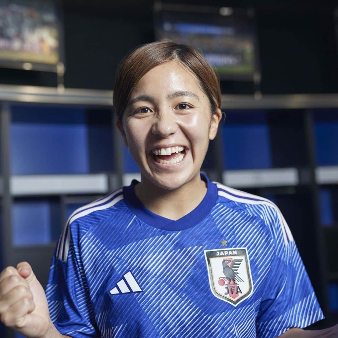 岩渕真奈のインスタグラム：「💙🤍 ⁡ 新しいユニホームと共に沢山の笑顔を😆⚽️🇯🇵 ⁡ Sharing a lot of smiles with the new Japanese kits !!!!!  ⁡ #日本を歓喜で染めろ #createdwithadidas #daihyo @adidastokyo @adidas」