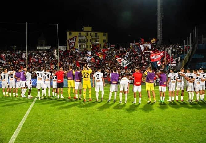 ステファノ・ストゥラーロのインスタグラム：「3 punti pesanti su un campo molto difficile, avanti così…Sempre più uniti 💪🏻🔴🔵 @genoacfcofficial」