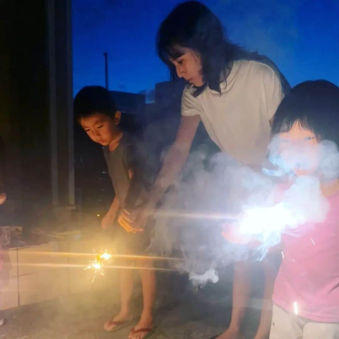 本仮屋リイナのインスタグラム：「沖縄最後の晩は、花火でフィナーレ🎆💓  沖縄旅行中だった高校からの友人親子と合流し、子供同士が一瞬で打ち解けてくれたおかげで、大人たちは朝から晩まで、懐かしい思出話から近況やシミ対策などしゃべり倒して、大笑いのしめくくりでした🥰  友達がいたら、移住の不安が減るなぁと思った夜でした🦉🌃  #沖縄　#okinawa」
