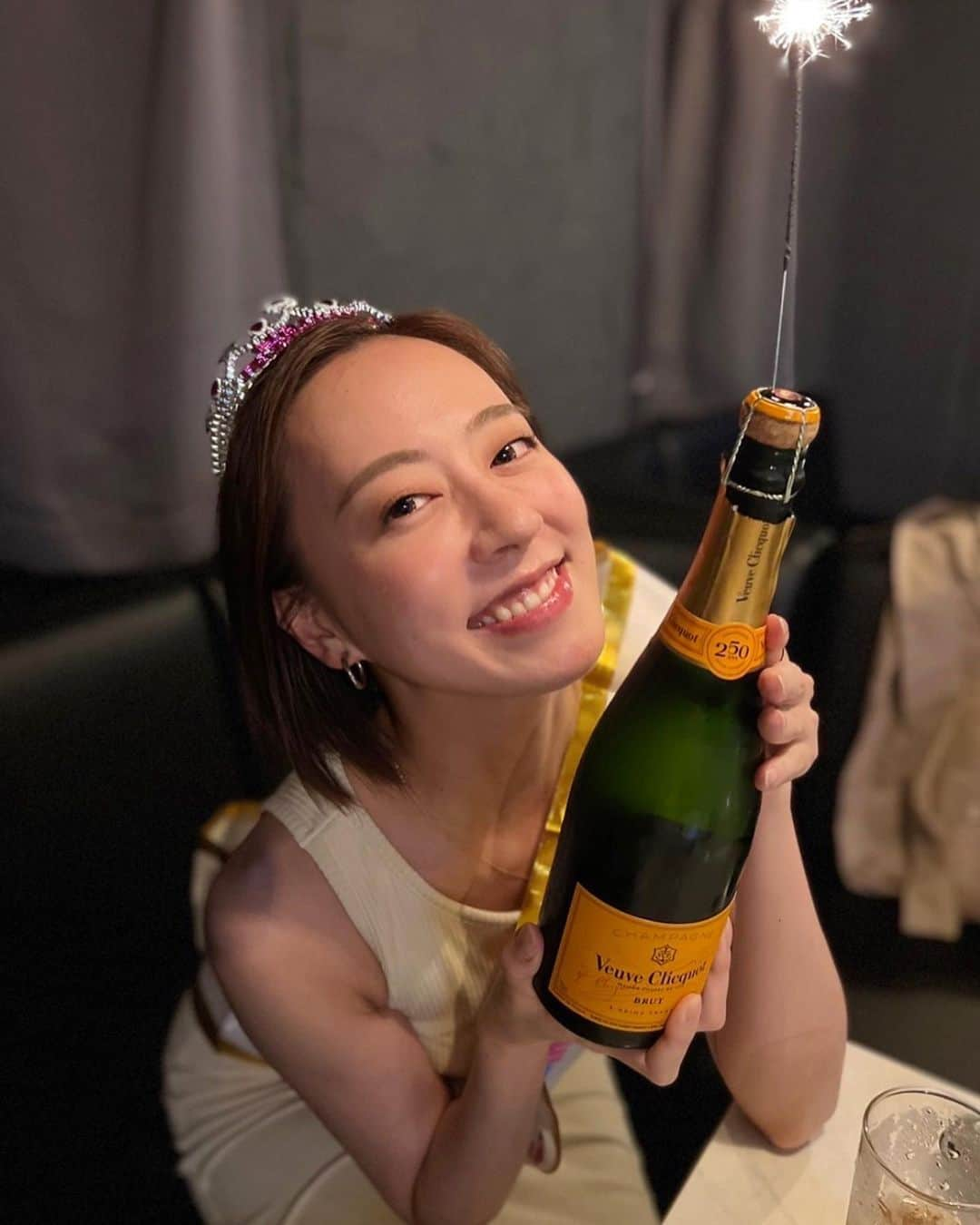 福田樹のインスタグラム：「・ ・ 本日、34歳になりました☺️✌️🎂🍾  お母さんお父さん、産んでくれて健康に育ててくれてありがとう😌❤️ 娘は大好きな人達に囲まれて、最高に幸せな誕生日を迎えましたよ🥰  カウントダウンは親友ちゃんと過ごす予定だったのですが、言われた時間と場所に行ったらなんと… 私が一番喜ぶサプライズを用意していてくれました😭✨😭✨😭✨ 本当に最高の友達すぎる🥹💕集まってくれた人達にも感謝🥹💕  言葉では伝えきれないほどのハッピーなバースデー。ありがとう大好き！！！！！💋  皆さん、これからも宜しくお願いします❤️❤️❤️ ・ #誕生日 #34歳 #ヤキニクの日 #20220829」