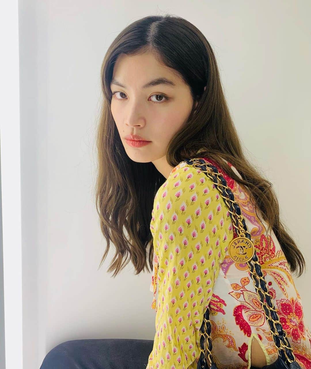 のインスタグラム：「最近の相棒 @cosmedecortejp 6色のパウダーが透明感・血色感を演出してくれる コスメデコルテ　AQ　オーラ リフレクター 皮脂を抑えすぎて乾燥してしまい崩れやすくなる時があったのですが、AQスキンケアにも配合されている美容成分が含まれているのでテカリを抑えつつ、しっとりやわらかな仕上がりになり好きです☺  #コスメデコルテ #AQオーラリフレクター  #オーラパウダー  #フェイスパウダー  #decorte_pr」