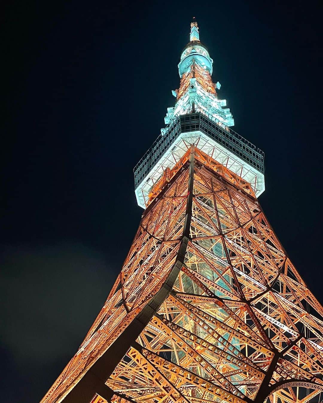 山口もえのインスタグラム：「・  夏休みさいごは やっぱり東京タワーでしょ♡ 遠くで見ても近くで見ても いつ見てもカッコイイ！！ カッコ良すぎる👏  さぁ… 遅寝遅起きモードから 早寝早起きモードに戻ります… 体内時計って急に戻るのかな？笑  #夏休み #東京タワー #いつ見ても美しい #japan #❤️」