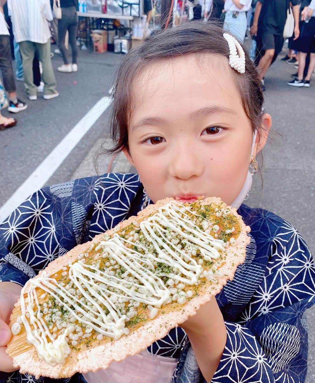 *yoko*のインスタグラム：「* 2022.8.29  数年ぶりの夏祭りに🏮🏮🏮 歩けないぐらいの人人人でビックリしたけど、 大の仲良しのお友達と楽しんでる心乃が見れて嬉しかった♡ この日はお友達の家でお泊まり会して、子たちは興奮しすぎてずっと寝れず。笑 親も朝の5時まで永遠喋って二日酔い&喉ガラガラやったけど楽しかった🍷🍾  #夏祭り#浴衣」