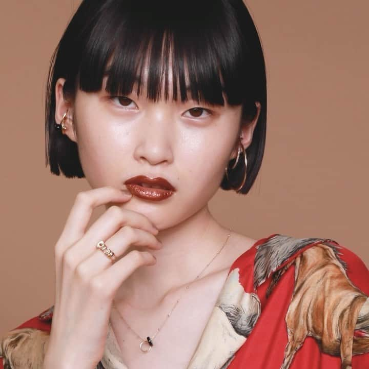 VOGUE GIRL JAPANのインスタグラム：「毎日纏いたい、わたしたちのお守りジュエリー 。vol5. 平田かのん💎  「ヒロタカ」ジュエリーをリズミカルにスタイリング。自分色に染めて✨✨ 　　 ジュエリーのプレゼントもぜひ応募して🫶🏻💖  @hirotakajewelry　　 model & styling @kanon_hirata_ photos & video @wakabaphoto video edit @__kaoruu @wat_tan92 hair & makeup @taeko_suda editors @genarai @chikako.kurazumi」