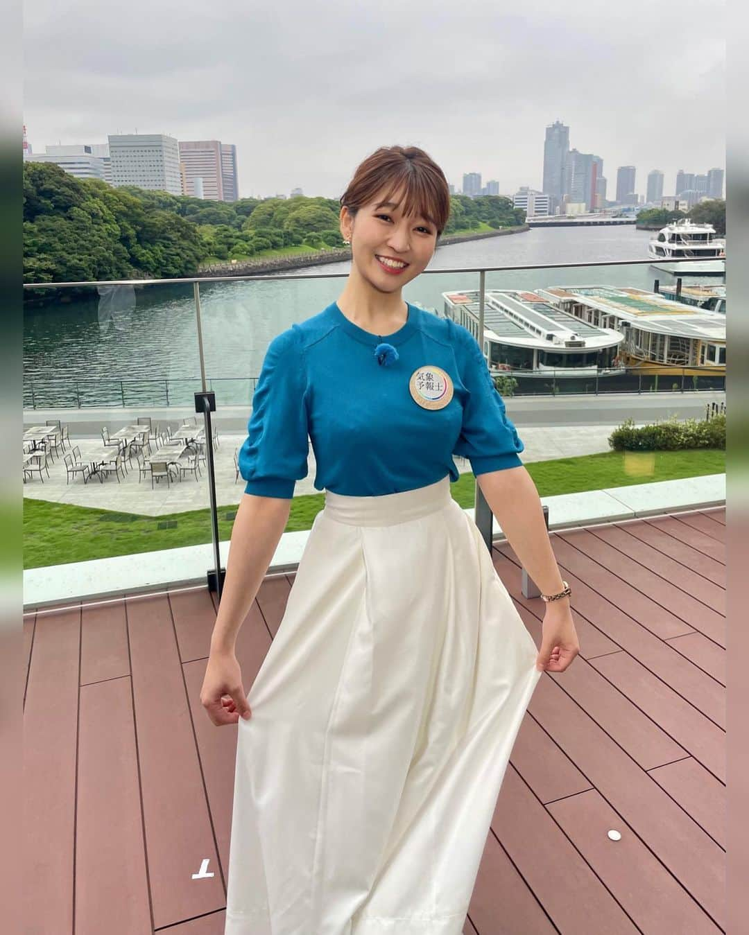 山下佳織のインスタグラム：「焼き肉の日🍖みなさんはお肉食べましたか〜？  〜先週のお衣装〜 （月） Andemiu （トップス、スカート） @andemiu_official  #andemiu #アンデミュウ  アネモネ（イヤリング） @anemone_official  #アネモネアクセ  （火） TIARA（トップス、スカート） @tiara_melrose #TIARA #ティアラ  #焼き肉の日 #8月29日 #お衣装  #the_time #tbs #気象予報士  #半袖ニット #五分袖 #夏コーデ #大学生コーデ #緑色の日 #お天気お姉さん #山下佳織」