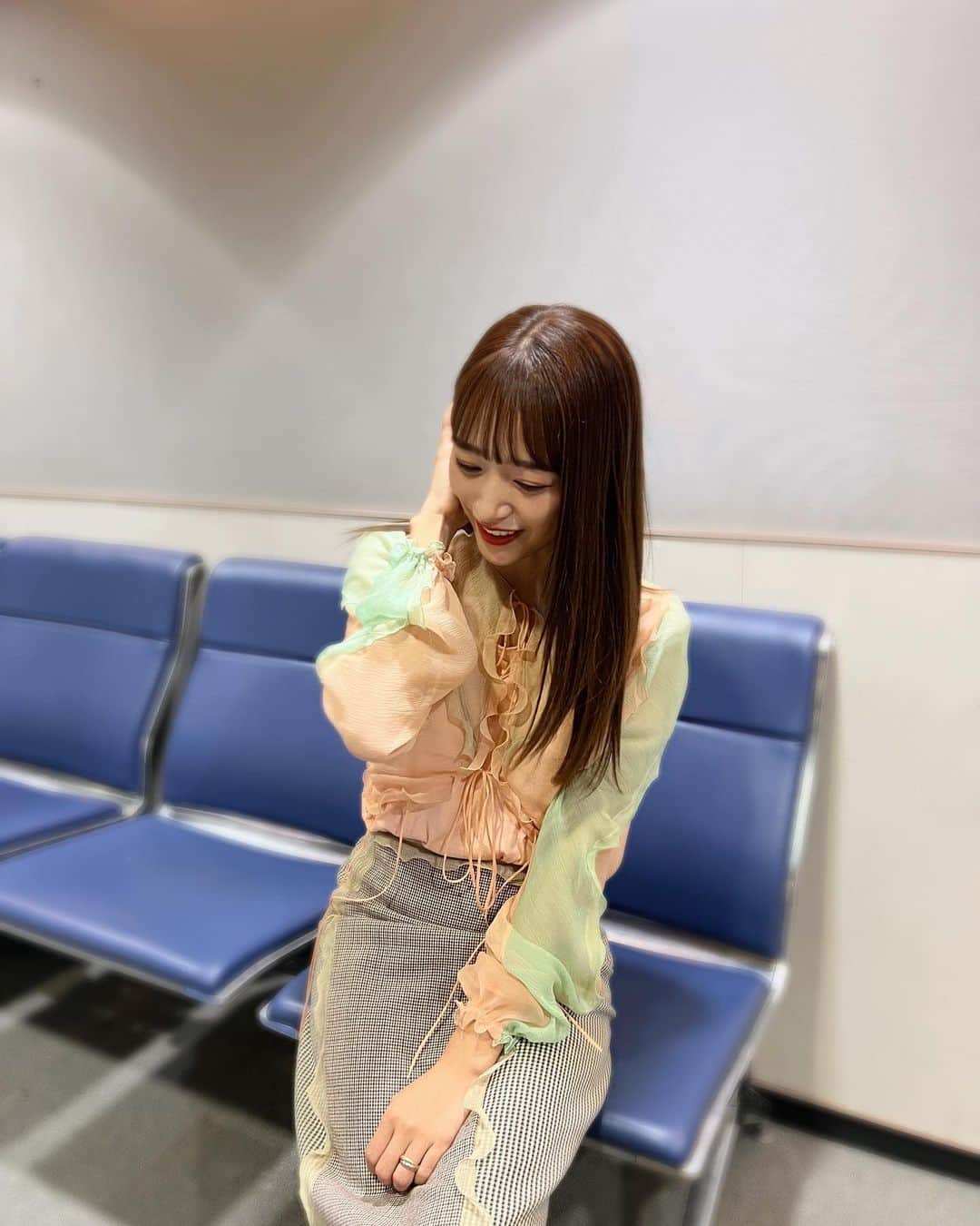 近藤千尋のインスタグラム：「最近の載せてなかった衣装さん💓✌️ ラヴィットの衣装は素材も可愛い @fendi  さんでした😊❣️  昨日は小池百合子さん、武田真治さんと こどもスマイル大冒険のイベントに ゲストとして参加させて頂きました🌈 子供達がみんなキラキラしていて 楽しそうに発表する姿が素敵でした☺️✨  あと、太田夫婦で 丸美屋さんと対談させて頂きました💕 朝日新聞に載っているのでチェックしてね🐥❣️  お仕事によって いろんなお洋服やメイクができて 楽しいですなぁ〜😌✨✨  美容院行きたてだと ストレート率高めなわたし。(わかりやすい笑)  お天気がまた不安定だから、 皆さん気を付けましょう🥺☔️！！」
