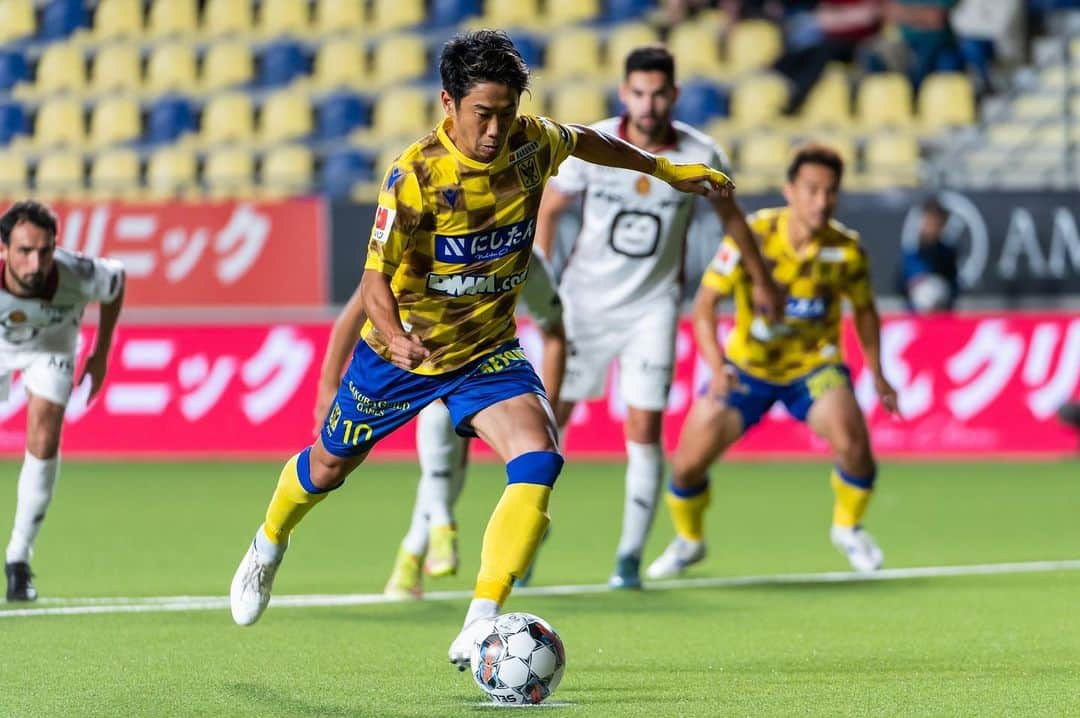 香川真司さんのインスタグラム写真 - (香川真司Instagram)「Great team effort and W✅ Let’s keep working and keep improving.  やっぱり90分プレーして得点を決めチームが勝つ、この3つが揃うのは久々な感覚なのでとても嬉しい👍🏻次はダービー #sk10 #stvv」8月29日 19時06分 - sk23.10