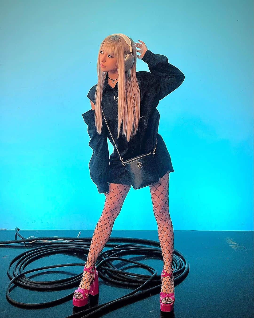 華のインスタグラム：「爆音で🧠🧠🧠 . . . . . TV衣装も @egoist_official 🎧」