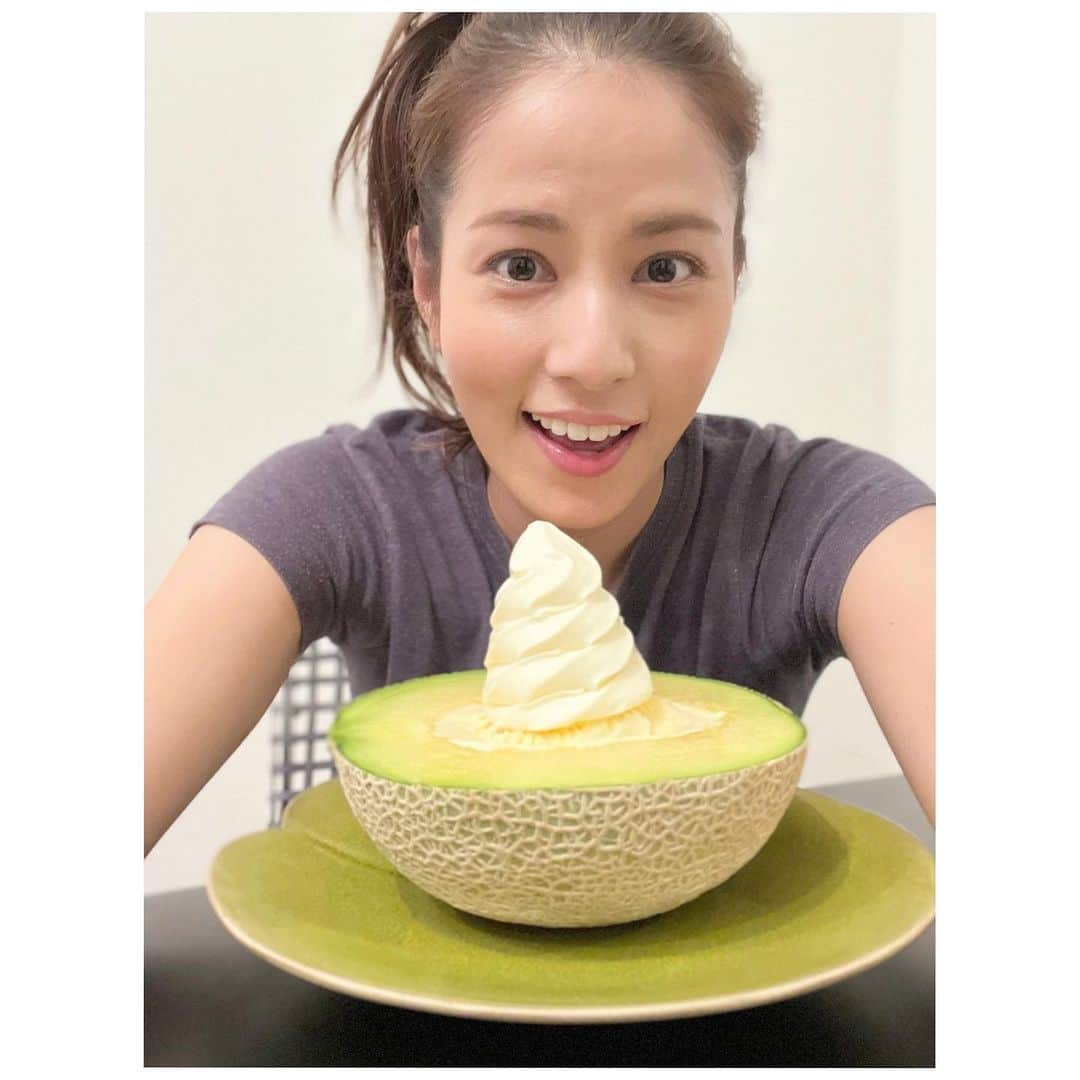 永島優美のインスタグラム：「* これぞ贅沢の極み😂🍈✨  甘〜いメロンとソフトクリームのクリーミーさが 最高にマッチします🤩  実はソフトクリームの下にはバニラアイスも🤫  #半カットメロン #アールスメロン #fruit」