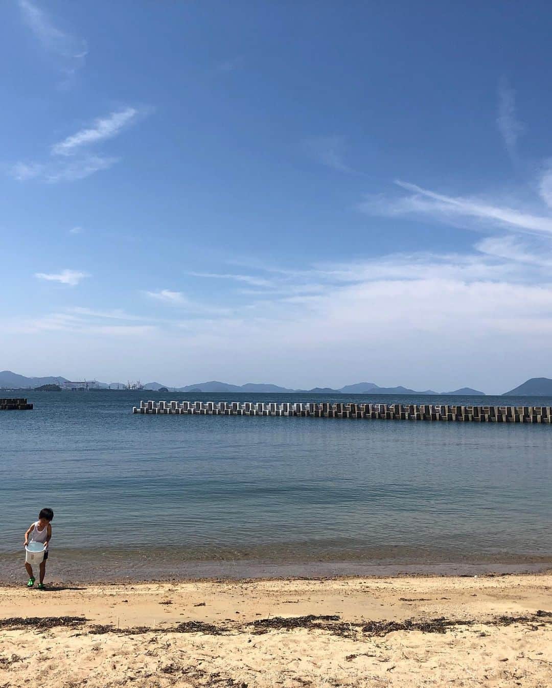 中野美奈子のインスタグラム：「残りわずかな夏休み🏖 子どもの頃から変わらない沙弥島へ  外は暑いけど、水は冷たくて腰から上浸かれず “ママ魚取ってー”って、無理やし。  子どもよ、そのパワーをお片付けに使ってください。  夏休み残り2日！！ 柱の紙切れが、まるでわたし……もぅ、魂がぬけそう……´д` ;  #海水浴 #沙弥島 #しゃみじま #ほぼ貸し切り  #クラゲに注意 #夏の終わり感がすごい #海の家  #香川県 #うどん県それだけじゃない香川県  #瀬戸内海  #中野美奈子 #ワンピースはいつかのユニクロ #ユニクロ最強説」