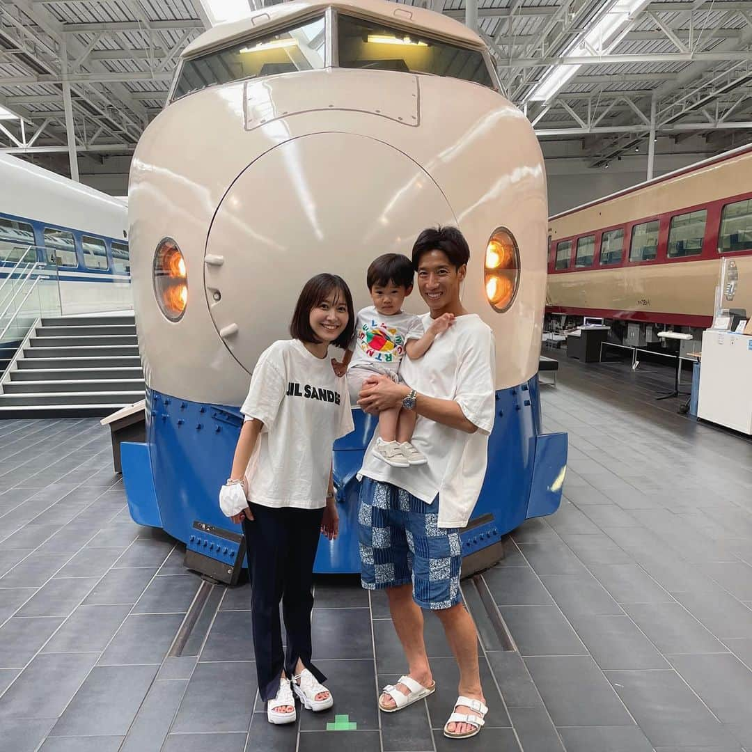 久冨慶子のインスタグラム：「・ おひさしぶりです！ こゆうきです。 名古屋にあるリニア・鉄道館に いってきました。 ぼくはでんしゃとくるまがだいすきです。 とくにドクターイエローはとくべつ。 こんなに近くでみられるなんて！ ゆめのくーかんでした。 かあちゃんはしりょーとかじっくり読みたかったけど 見られなかったらもう少し大きくなったら またつれていってくれるって！ はやくいきたいなー♫ みなさんはすきなでんしゃありますか？ ＊ ＊ #こゆうき日記  #リニア鉄道館  #家族デー  #一歳半 #お昼寝の時間とぶつかっちゃったけど大興奮で楽しんでいました #パパとママは楽しそうな顔を見られて幸せです」